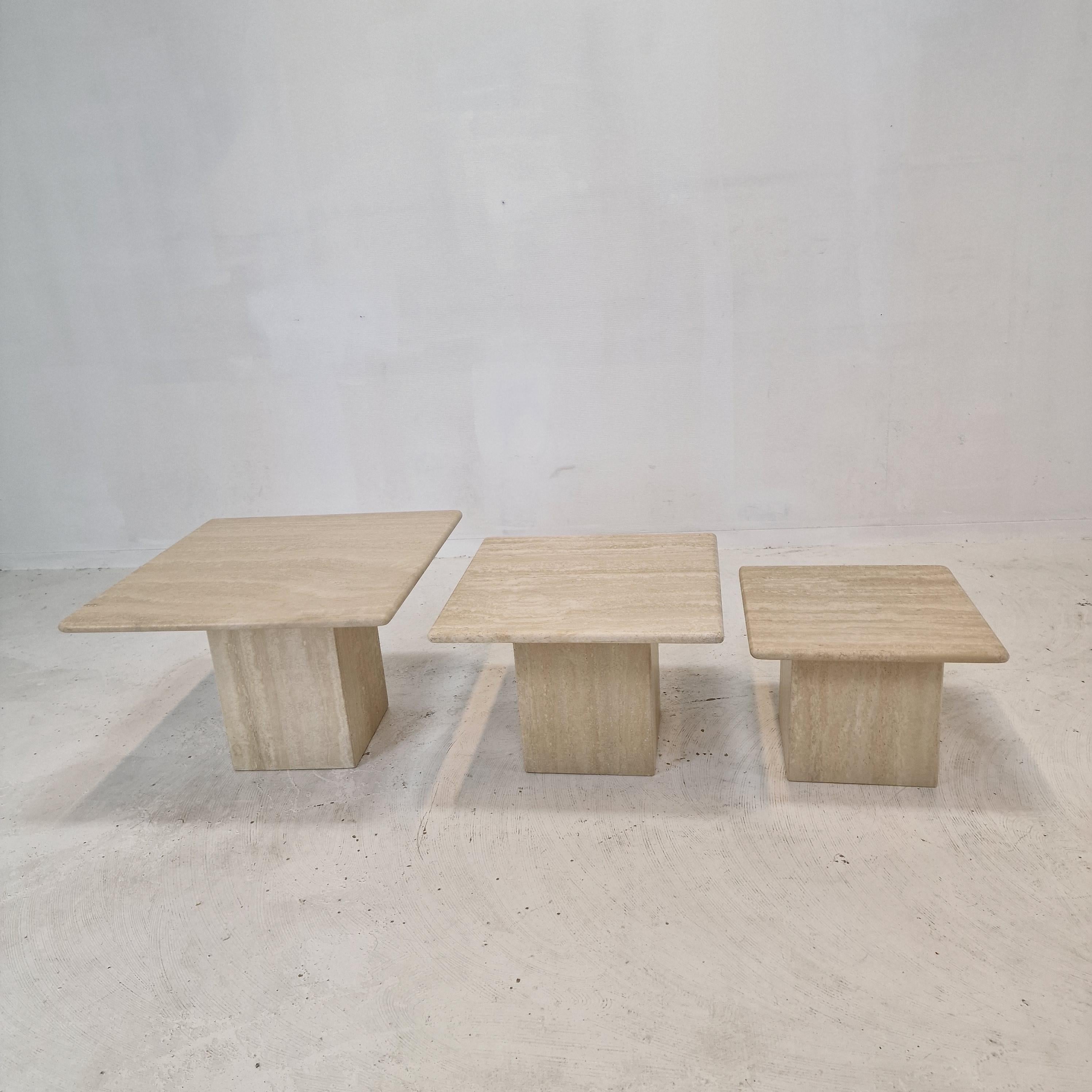 Mid-Century Modern Ensemble de 3 tables basses ou tables d'appoint italiennes en travertin, années 1980 en vente