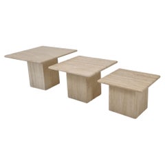 Ensemble de 3 tables basses ou tables d'appoint italiennes en travertin, années 1980