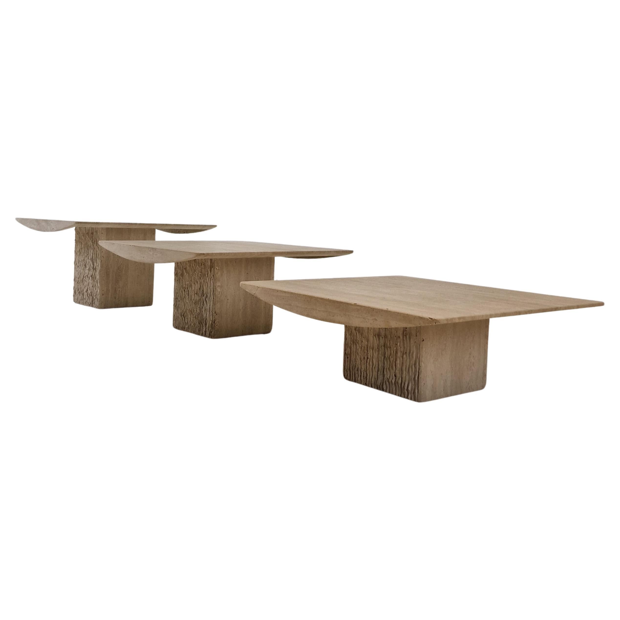 Ensemble de 3 tables basses ou tables d'appoint italiennes en travertin, années 1980