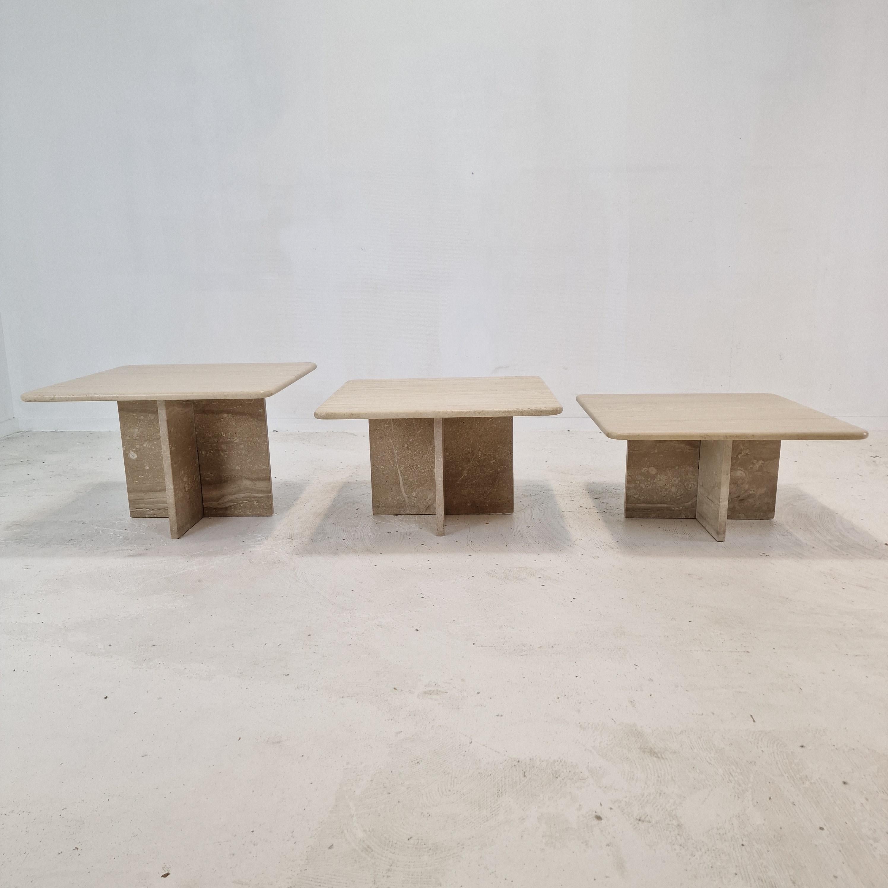 Mid-Century Modern Ensemble de 3 tables basses ou tables d'appoint italiennes en travertin, années 1990 en vente