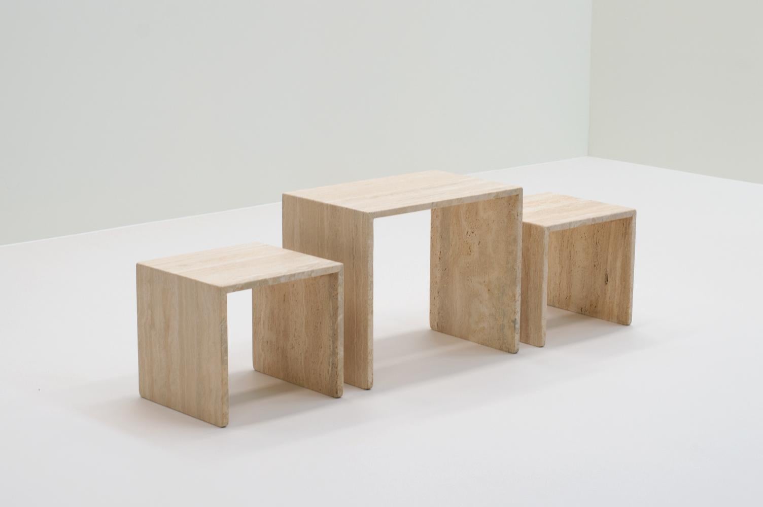 Set of 3 Italian travertine side tables 70s. There are countless ways to place them. Use as coffee tables or side tables, together or separate. In very good vintage condition. 

Measurements Large:
– Height: 46.5 cm
– Width: 55 cm
– Depth: 35
