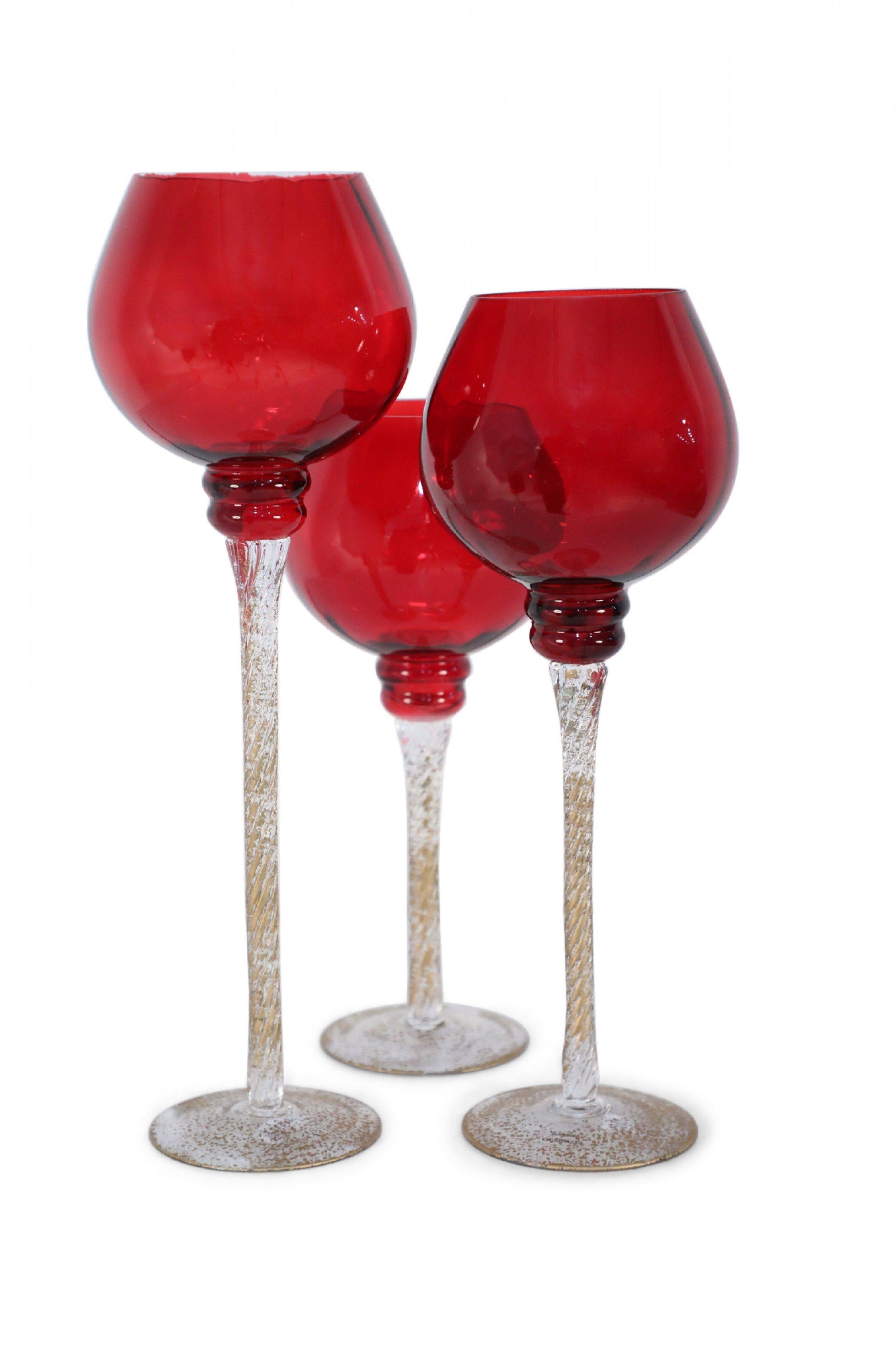 SET aus 3 italienischen Glaspokalen im venezianischen Stil unterschiedlicher Höhe mit roten Glaskugeln, Stielen aus Klarglas und runden Glasfüßen mit Goldstaub (PREIS IM SET)