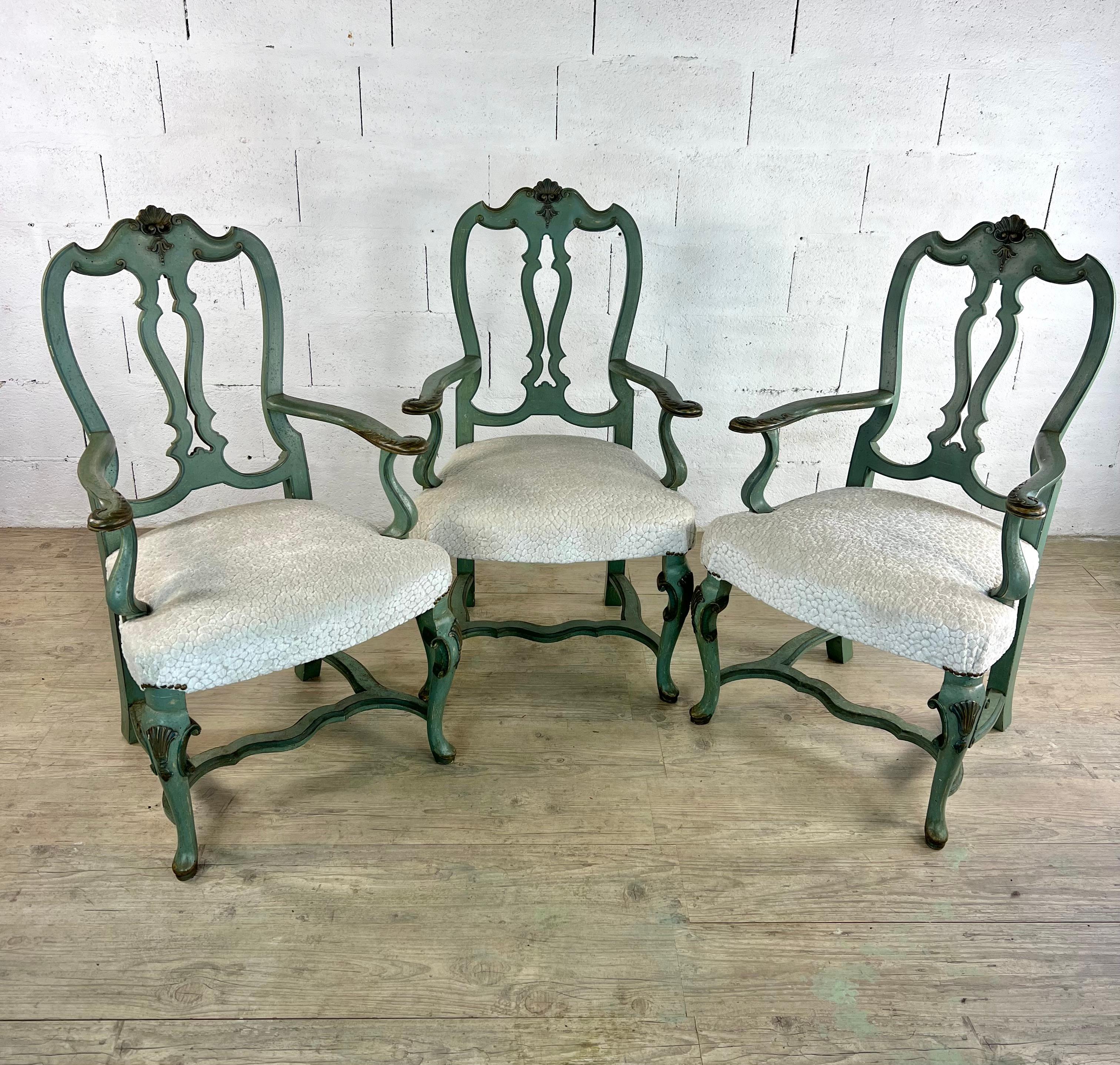 Rococo Set of 3 Italians hall chairs in carved wood and blue patina For Sale