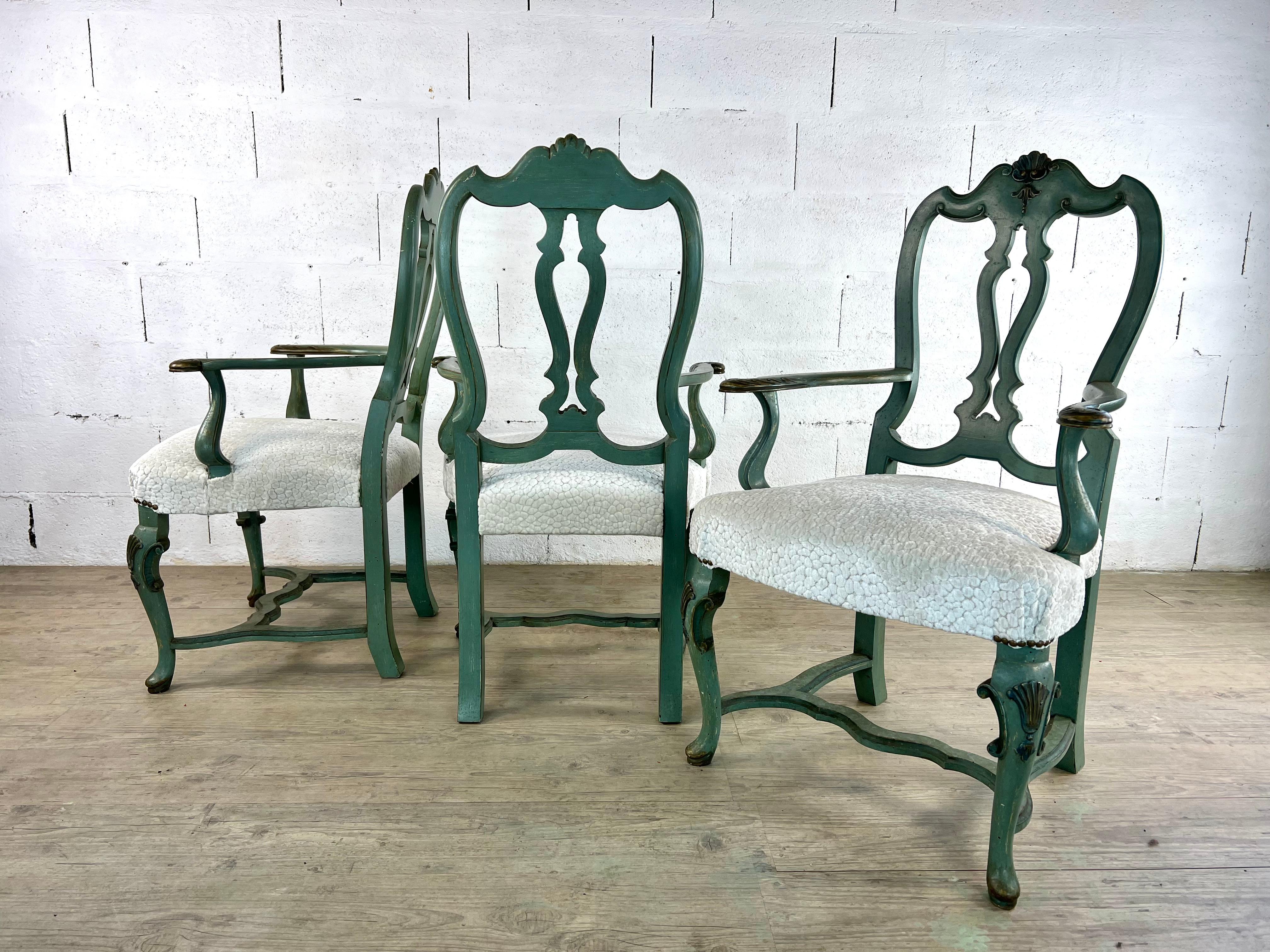 Hand-Painted Set of 3 Italians hall chairs in carved wood and blue patina For Sale