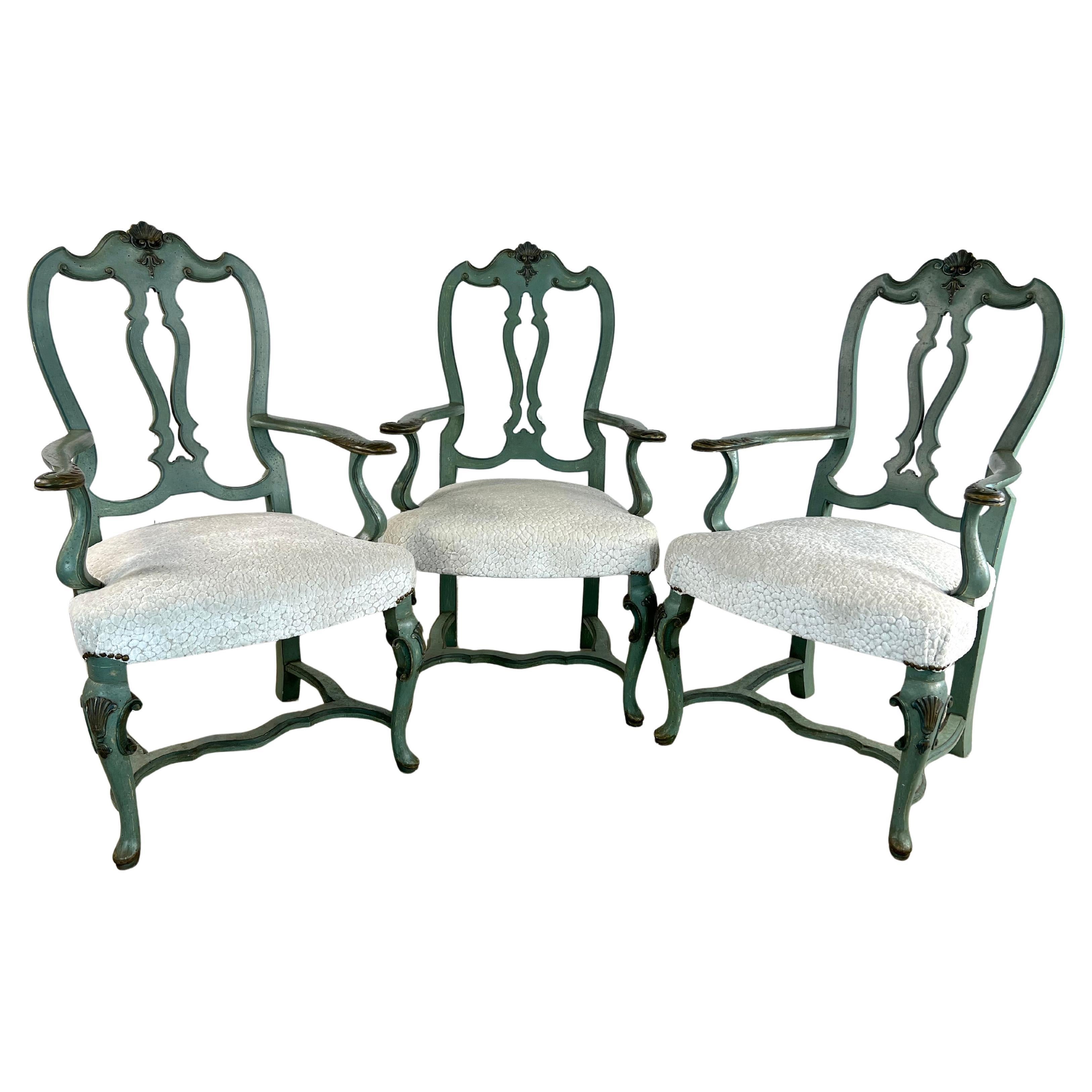 Set of 3 Italians hall chairs in carved wood and blue patina For Sale