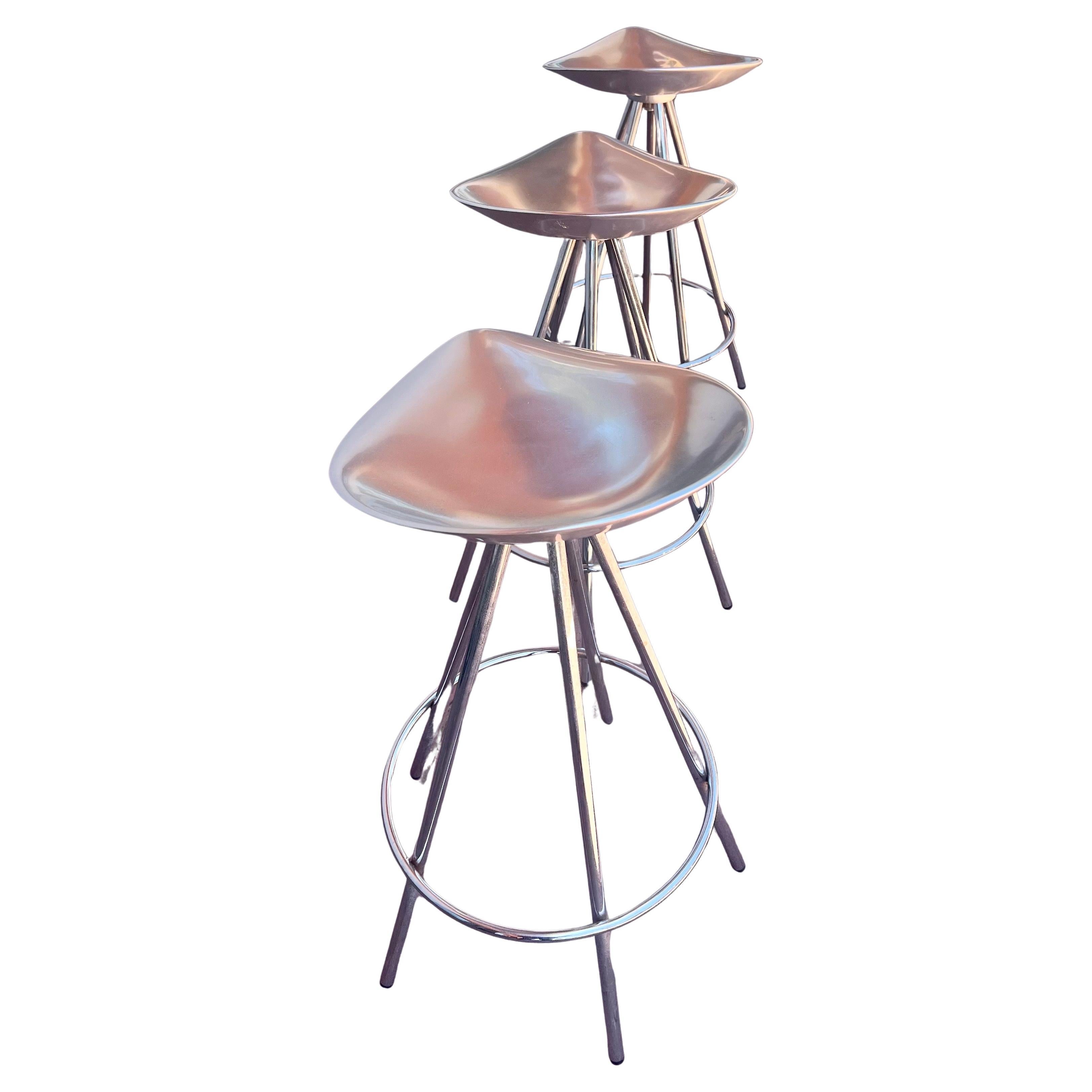 Der Jamaica Swivel Stool von Amat bringt eine ultramoderne Ästhetik in Ihren Wohnbereich. Es wurde von Pepe Cortes entworfen. Dieser Hocker ist drehbar und ermöglicht eine bequeme Sitzposition. Die Sitzfläche ist in einem durch das Stahlgestell