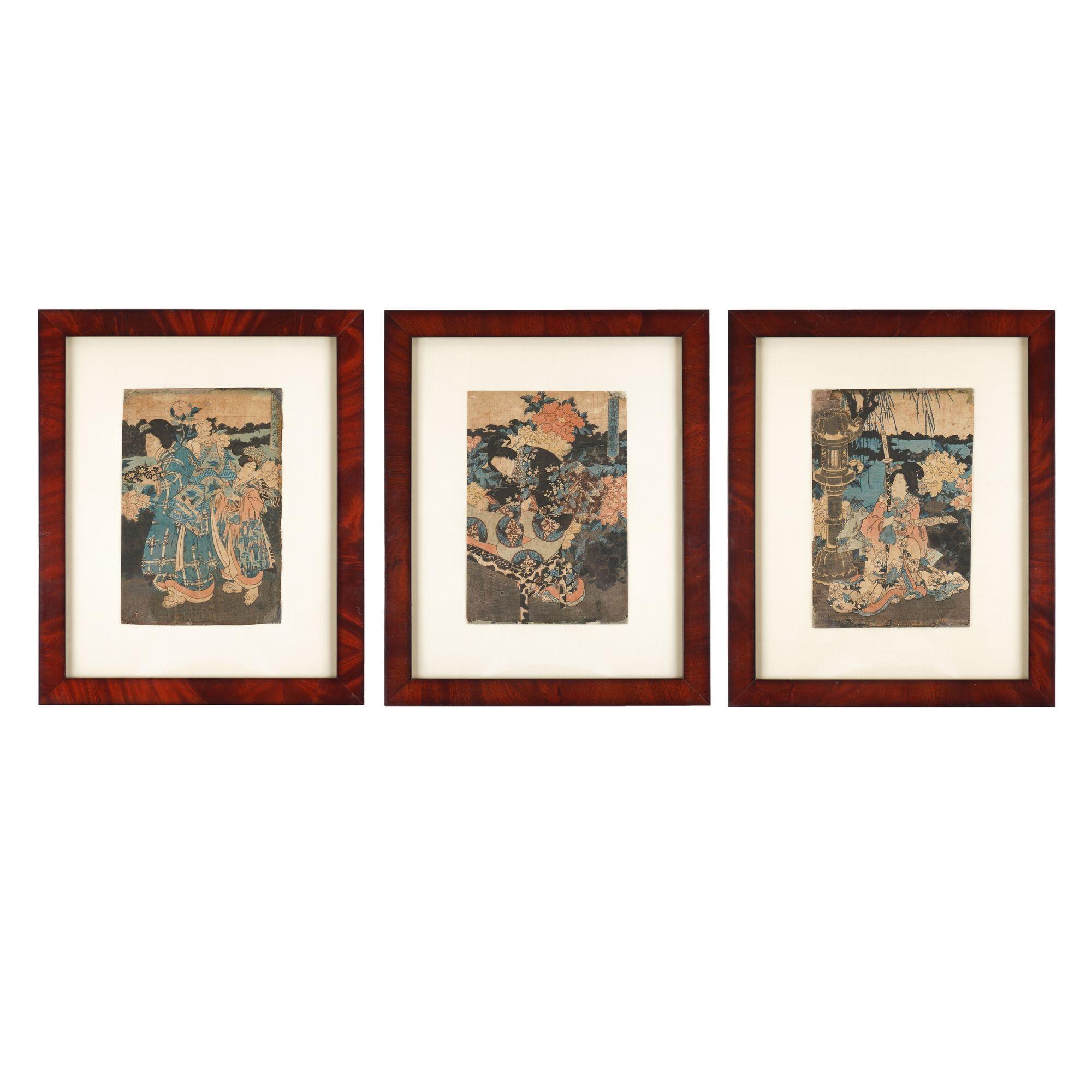 Japanisches Holzschnitt-Triptychon von Utagawa Toyokuni, gedruckt auf Reispapier im Ukiyo-e-Stil. Diese reich gemusterten Bilder stellen Kabuki-Theaterschauspieler dar. Alle Werke sind mit Seidenmatten unter UV-Acryl archivtauglich aufgezogen und in