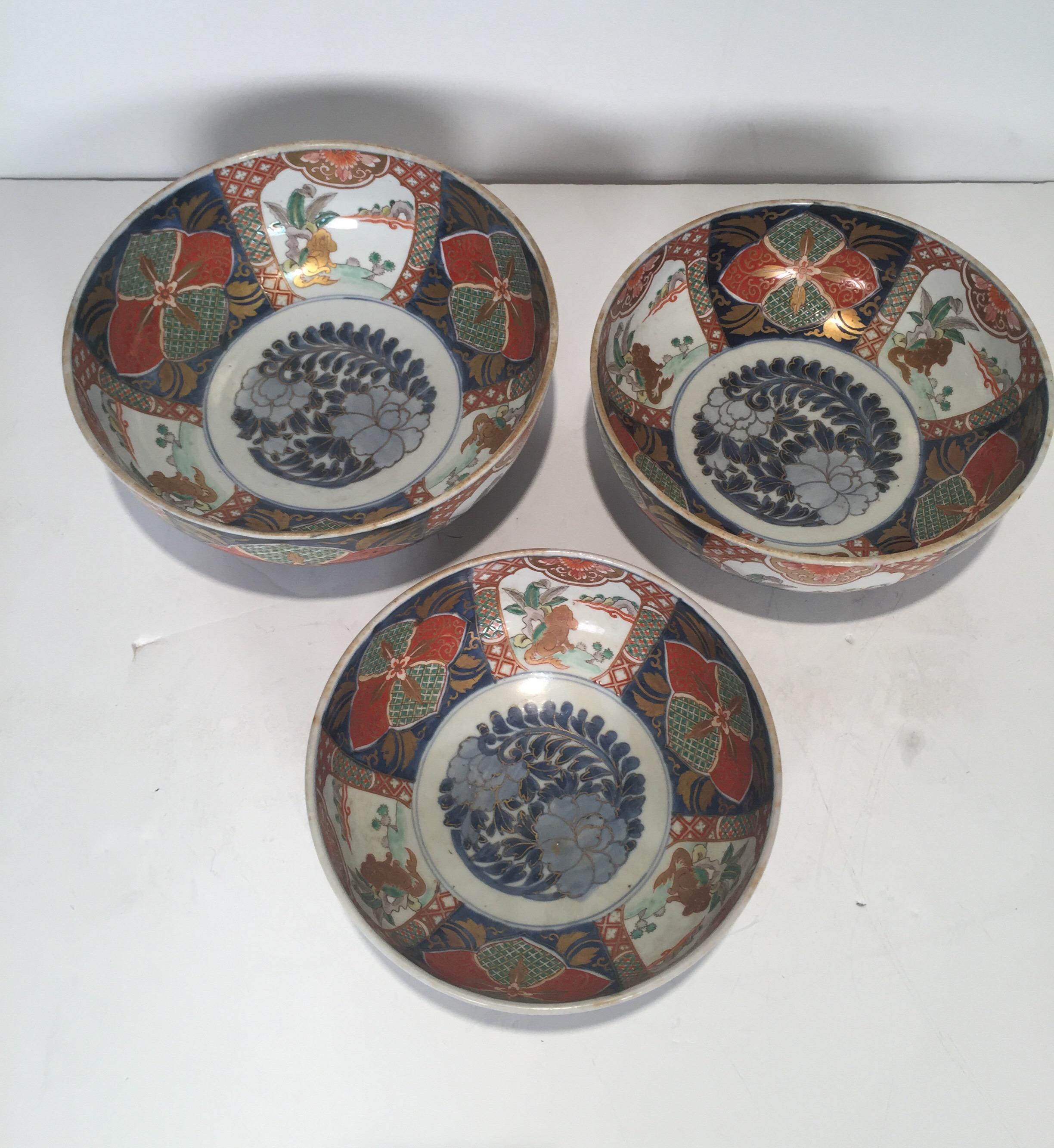 Set of 3 Japanese Imari Graduated Porcelain Bowls For Sale 2