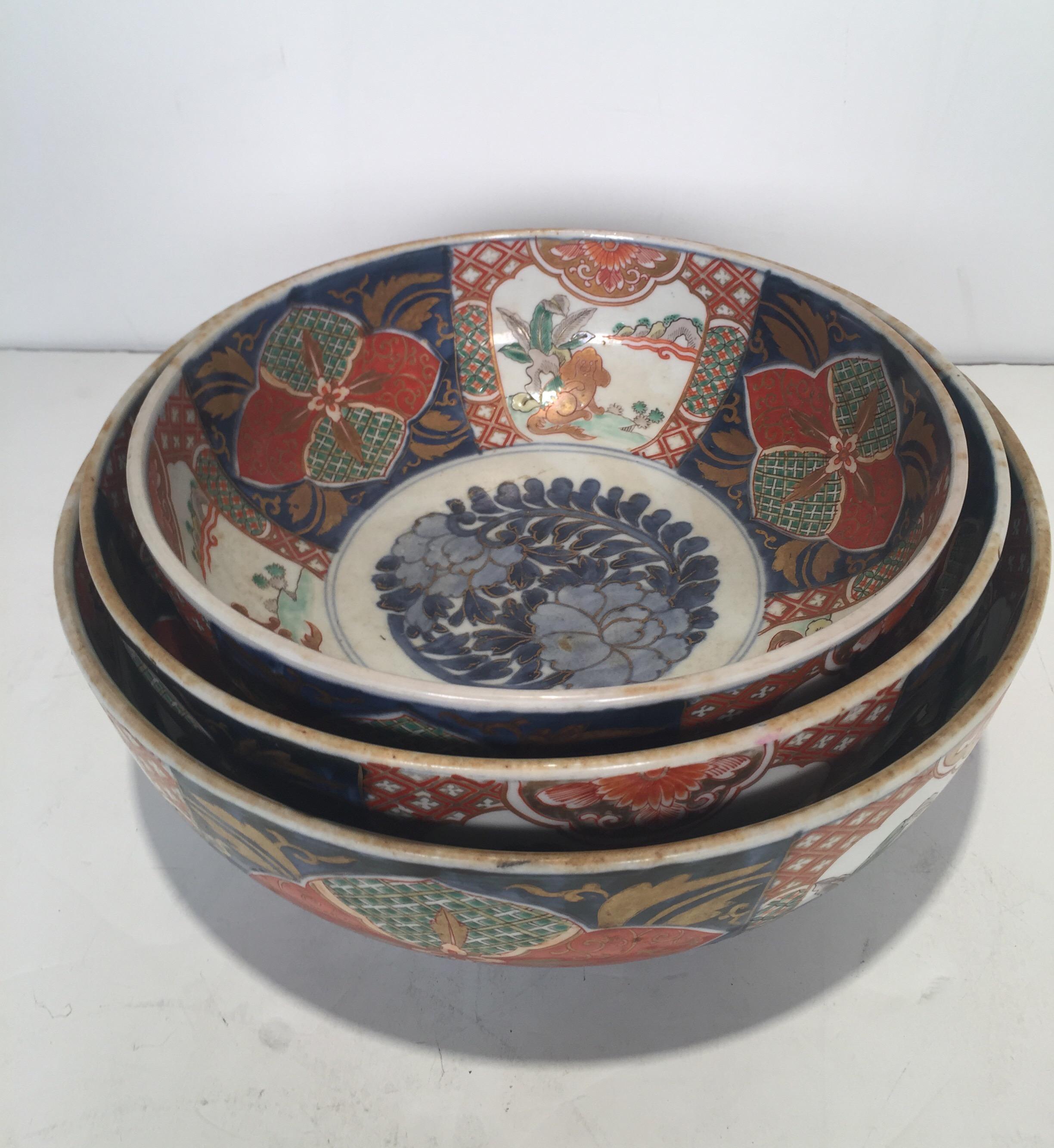 Set of 3 Japanese Imari Graduated Porcelain Bowls For Sale 3