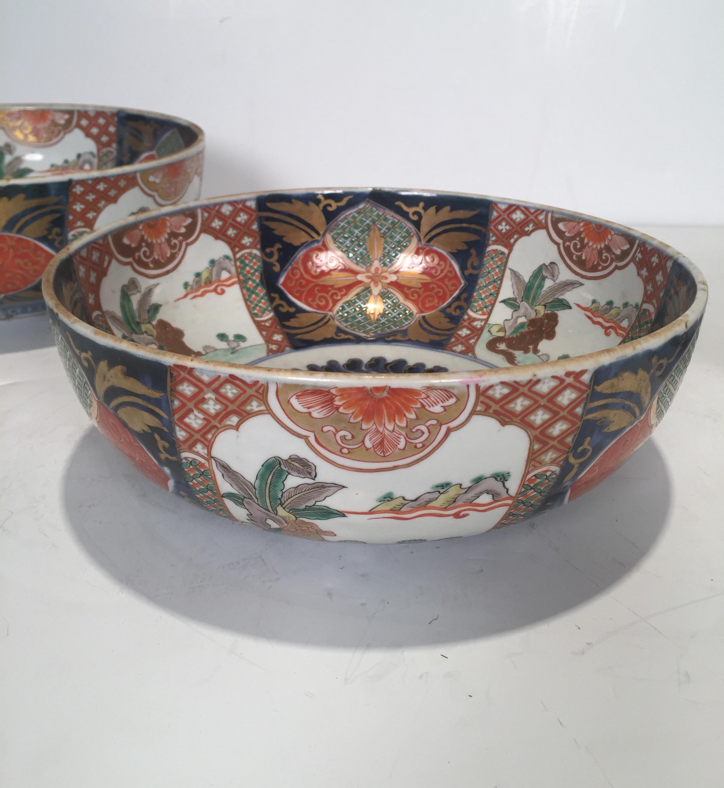 Hand-Painted Set of 3 Japanese Imari Graduated Porcelain Bowls For Sale