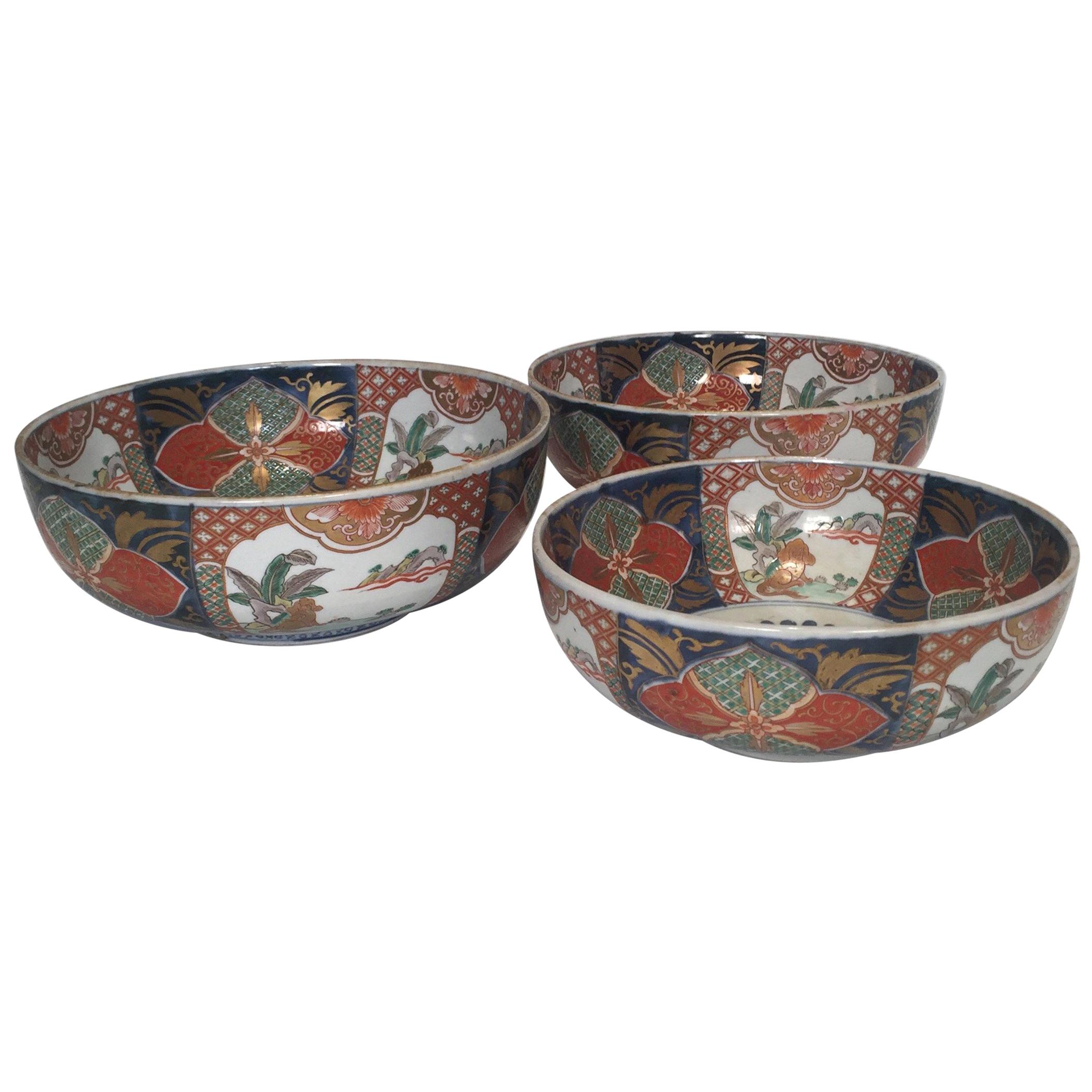 Set of 3 Japanese Imari Graduated Porcelain Bowls For Sale