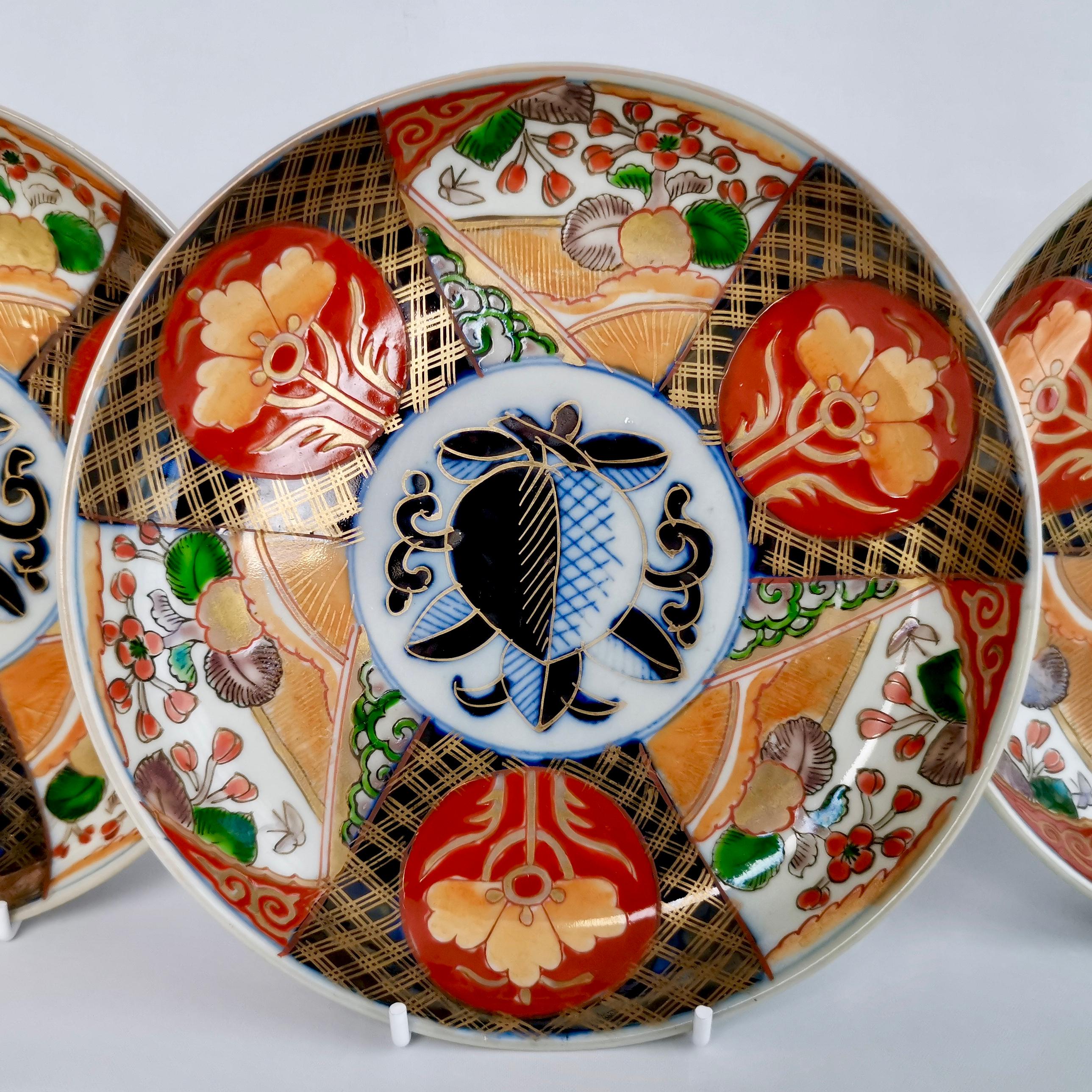Japanese Set of 3 Imari Porcelain Plates, Pomegranate Pattern Late Meiji, circa 1900