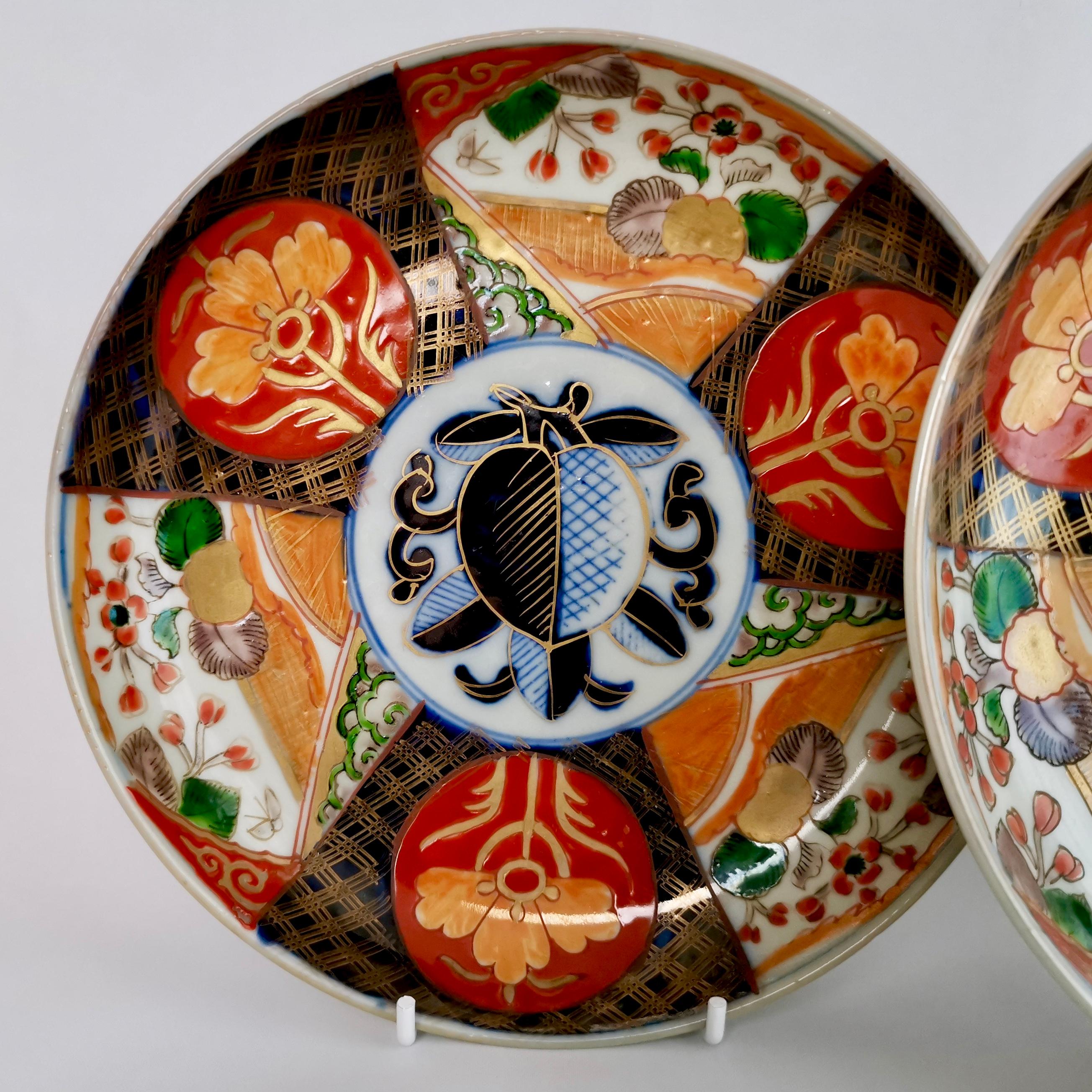 Set of 3 Imari Porcelain Plates, Pomegranate Pattern Late Meiji, circa 1900 In Excellent Condition In London, GB
