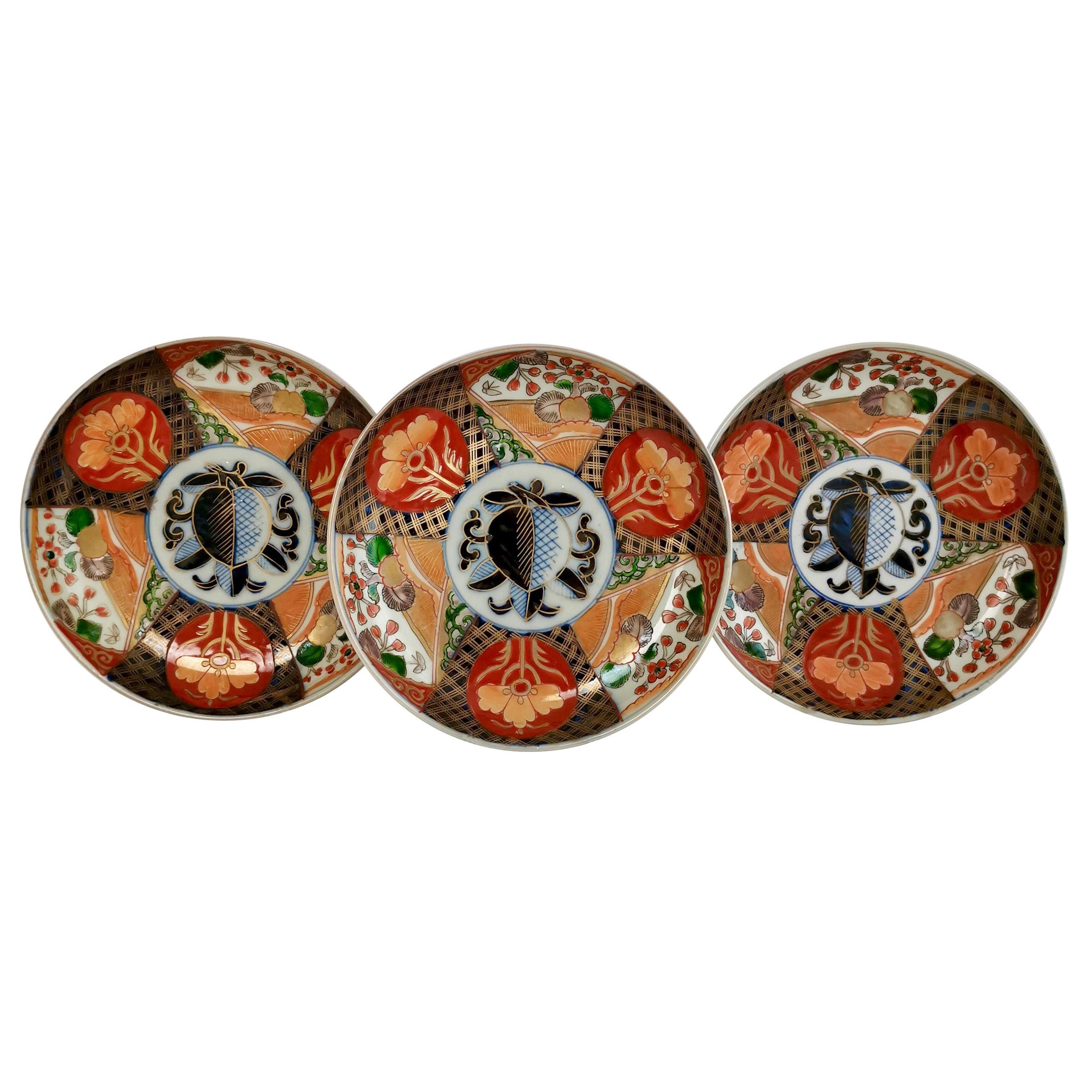 Set of 3 Imari Porcelain Plates, Pomegranate Pattern Late Meiji, circa 1900