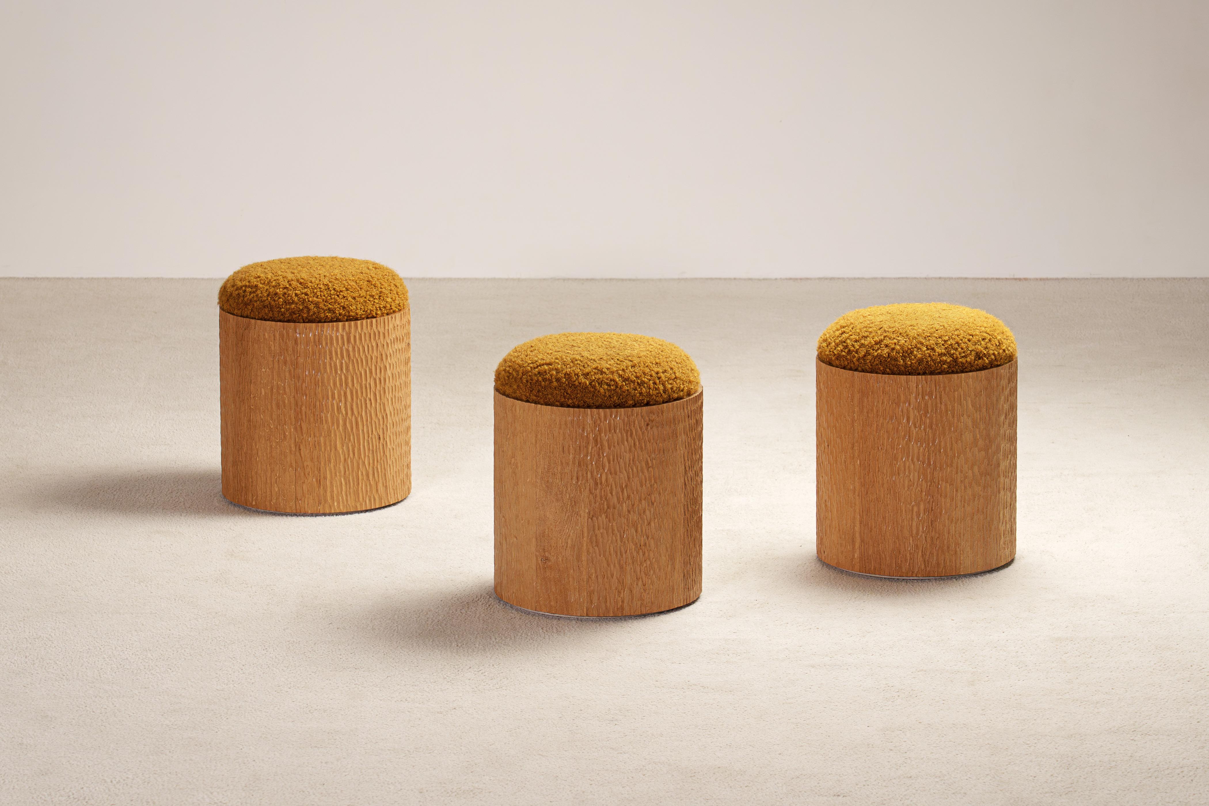 Juego de 3 taburetes Jessie de Proisy Studio.

Jessie es un elegante y refinado taburete tallado a mano diseñado por Proisy Studio. El trabajo artesanal de talla en gubia hace que cada pieza sea única y añada un toque de textura, vitalidad y emoción