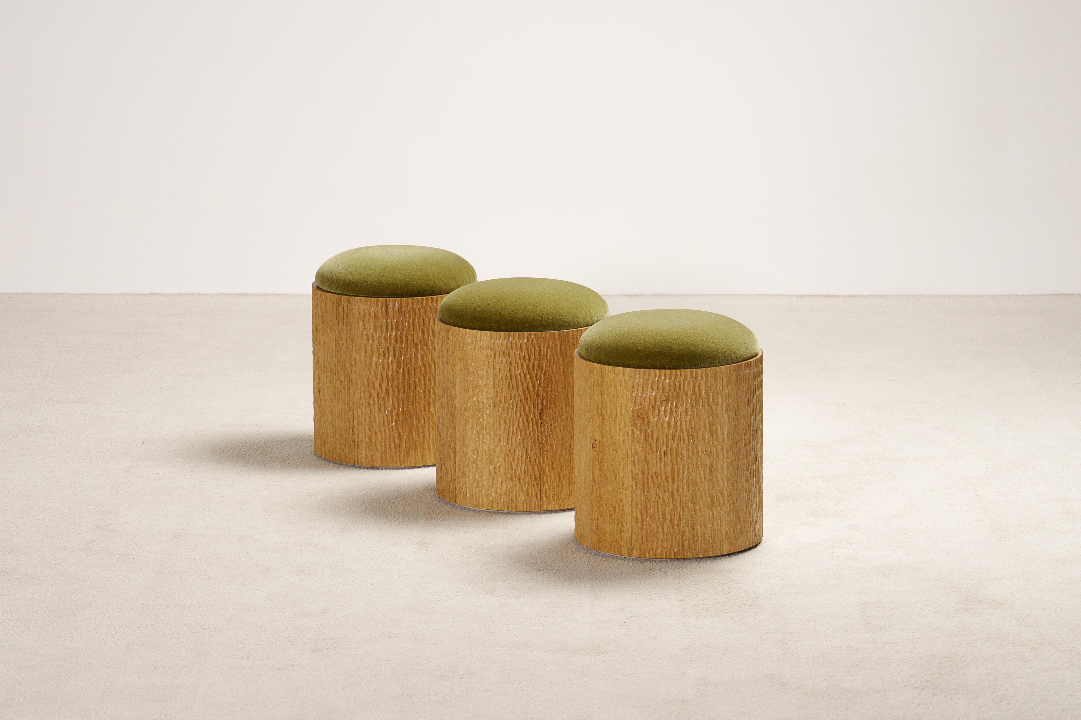 3er-Set Jessie Hocker von Proisy Studio.

Jessie ist ein eleganter und raffinierter handgeschnitzter Hocker, der von Proisy Studio entworfen wurde. Die handgefertigten Schnitzereien machen jedes Stück zu einem Unikat, das jedem Raum einen Hauch von