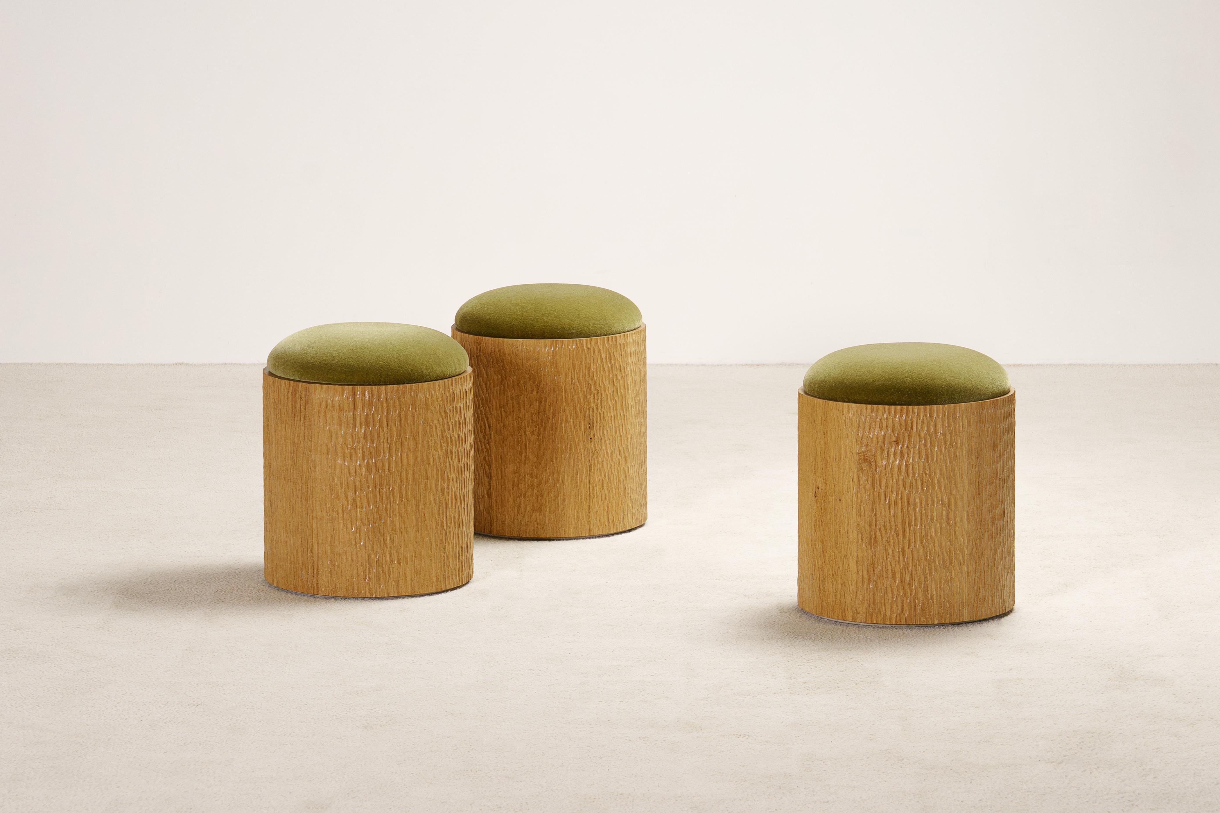 3er-Set Jessie Hocker von Proisy Studio. Luxuriöser Mohair-Stoff. (Handgeschnitzt) im Angebot