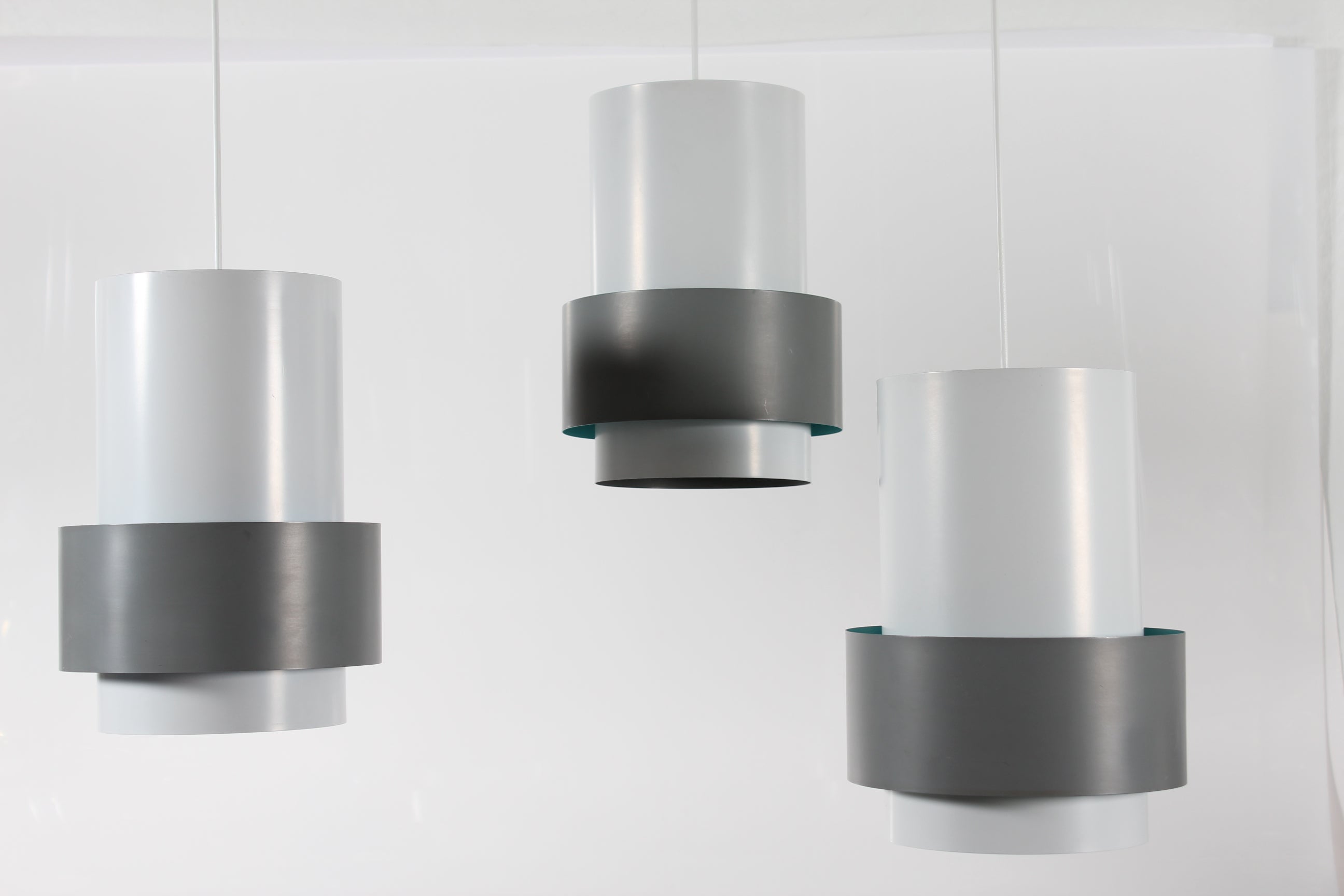 Un set di tre pendenti da soffitto 