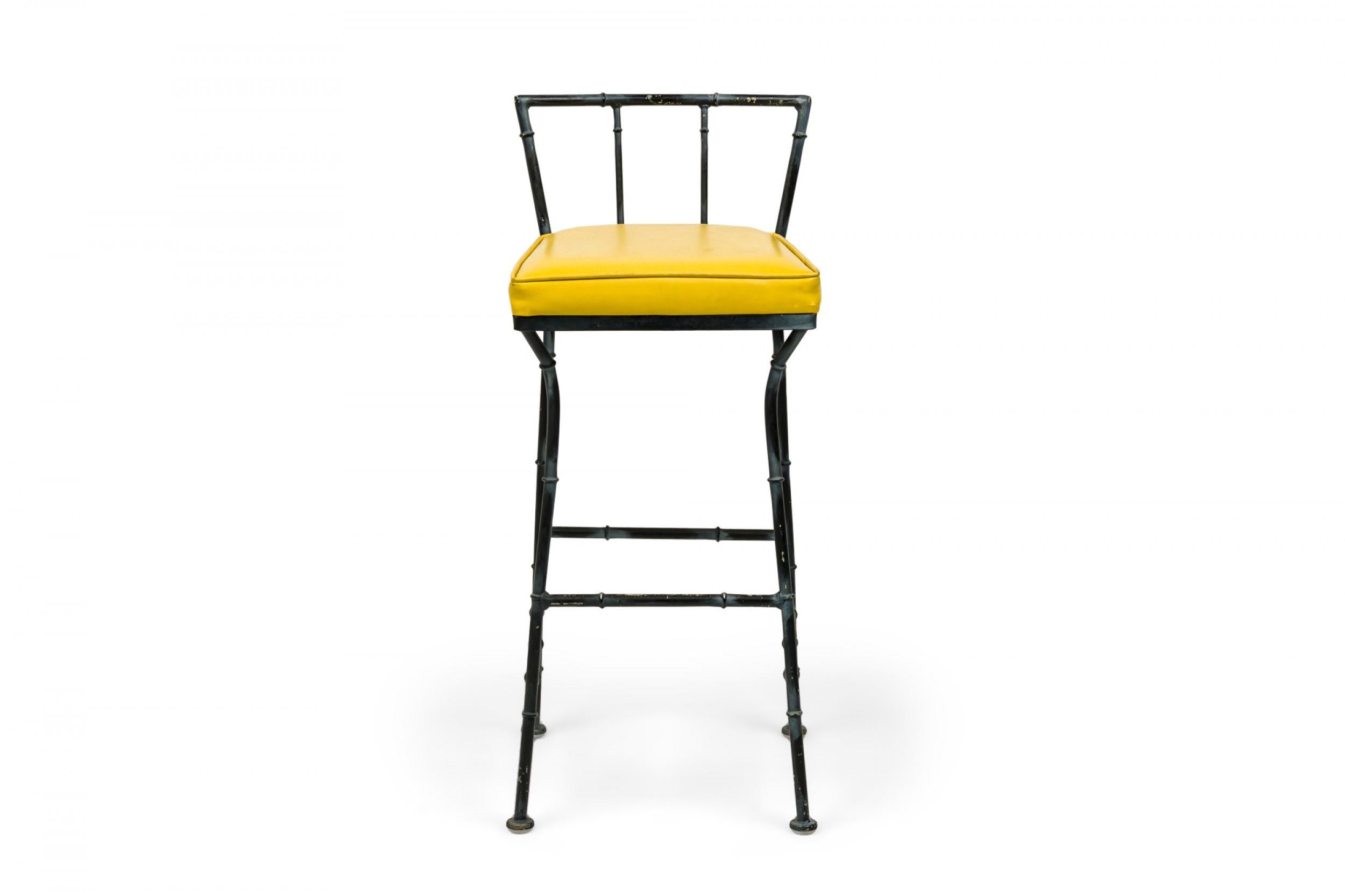 Lot de 3 tabourets de bar italiens du milieu du siècle avec structure en faux bambou, sièges tapissés de vinyle jaune, dossiers bas et pieds avant incurvés (JOHN SALTERINI)(PRIX PAR KIT)

Pertes de cadre, usure de la sellerie