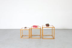 Ensemble de 3 tables gigognes de style Kai Kristiansen encadrées de bois avec plateaux en verre encastrés