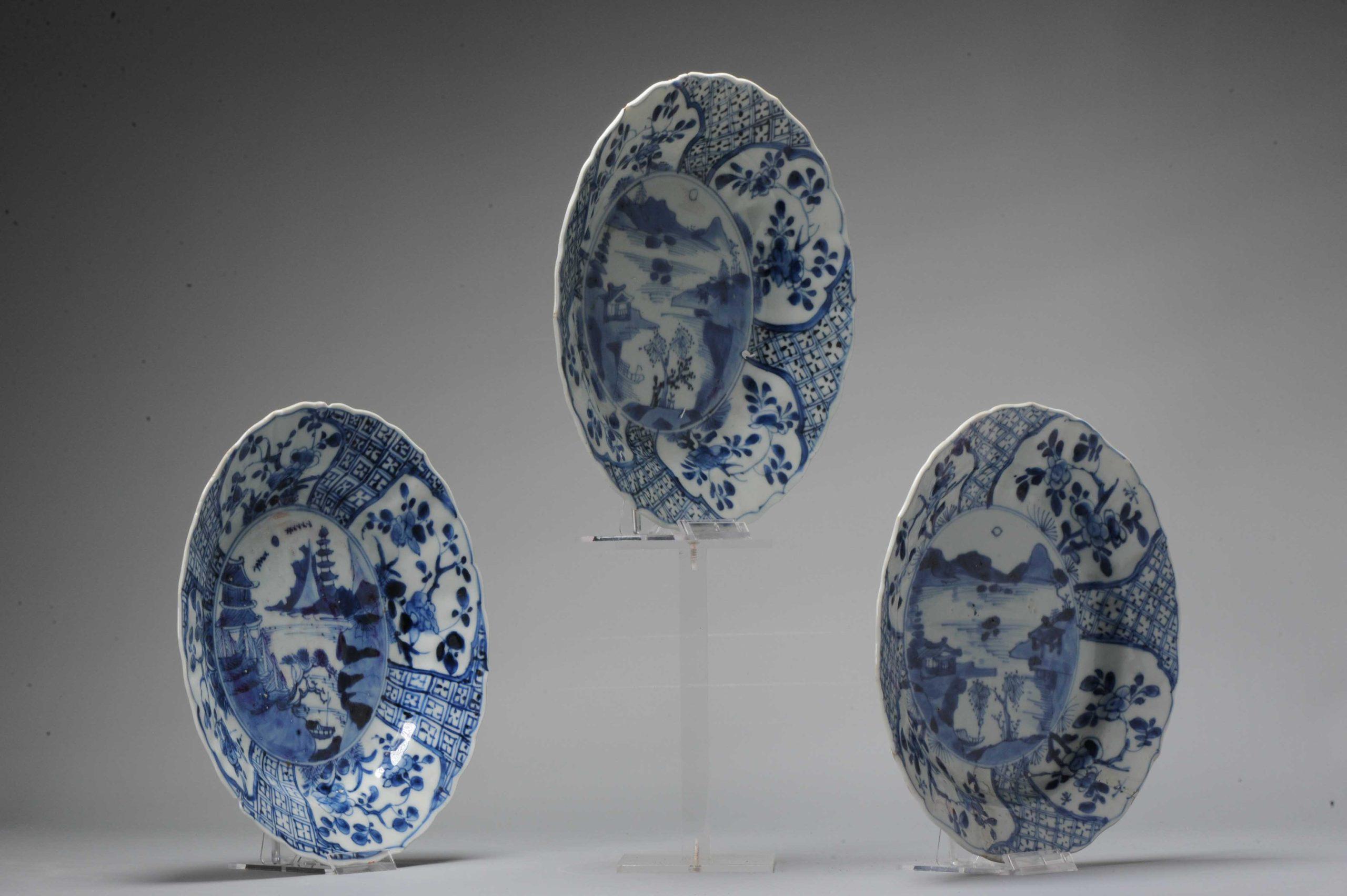 Un ensemble de grands plats Kangxi en bleu de cobalt de très grande qualité, tous avec des scènes de paysage similaires et moulés dans une belle forme. Ces plats datent des premières années du règne de Kangxi, au XVIIe siècle. Tous portent une belle