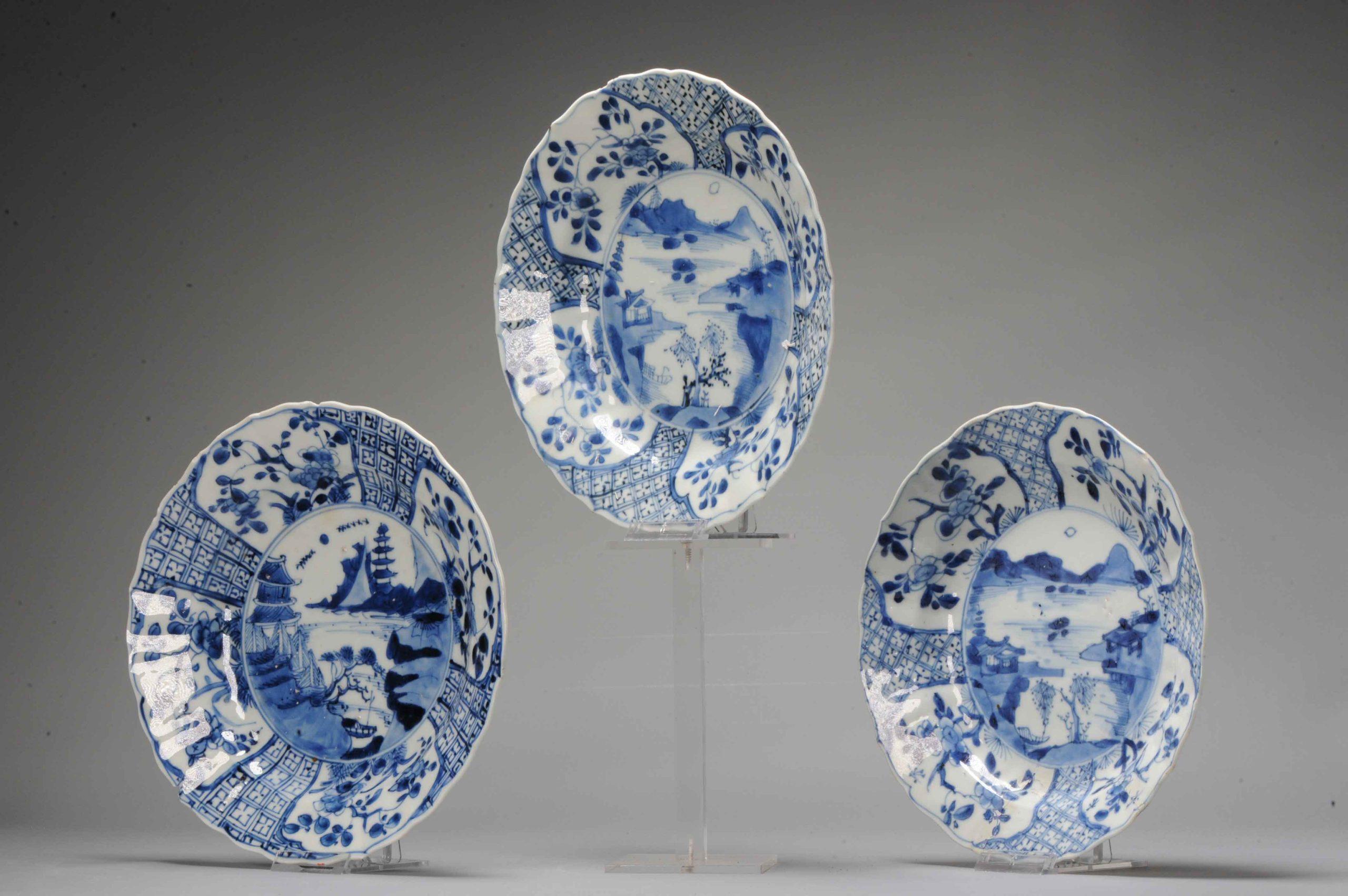 Chinois Ensemble de 3 assiettes Paysage en porcelaine chinoise de la période Kangxi bleu et blanc en vente
