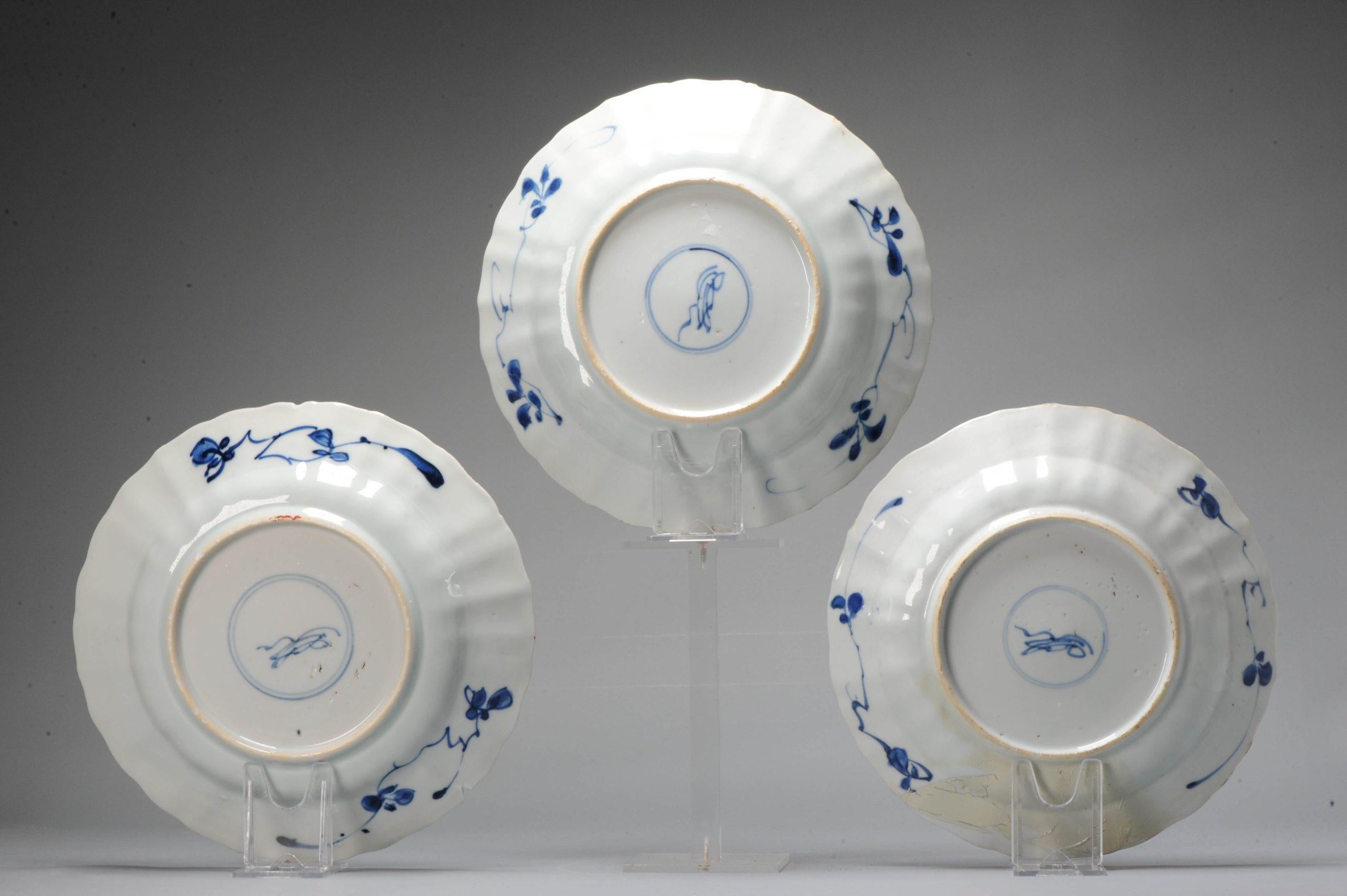 Ensemble de 3 assiettes Paysage en porcelaine chinoise de la période Kangxi bleu et blanc Bon état - En vente à Amsterdam, Noord Holland