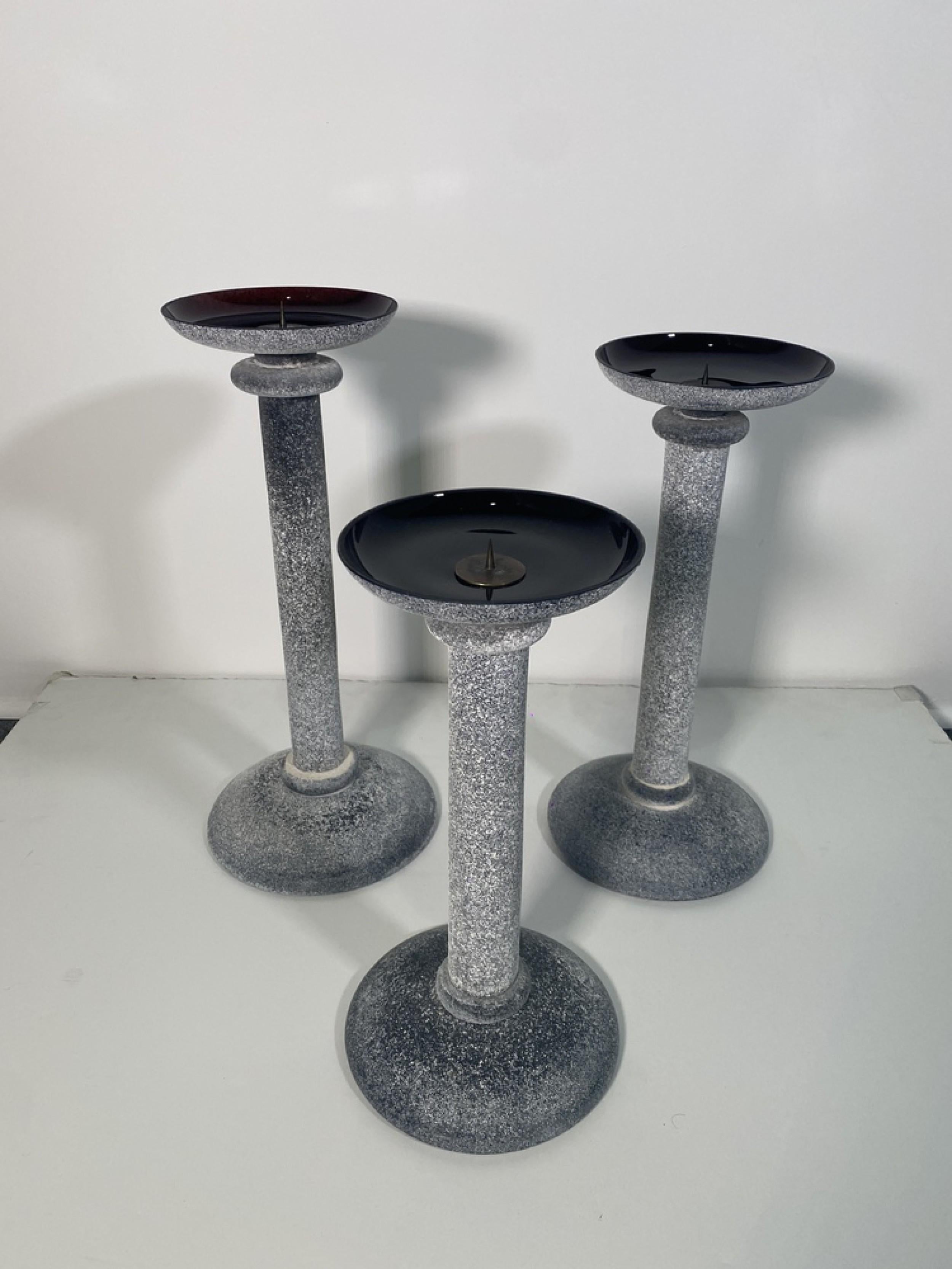 SET di 3 candelieri in stile veneziano italiano (circa 1980) di altezze graduali in vetro soffiato grigio ciottolo scavo. (KARL SPRINGER PER SEGUSO) (PREZZO COME SET)

Condit: Buono; Usura coerente con l'età e l'utilizzo
