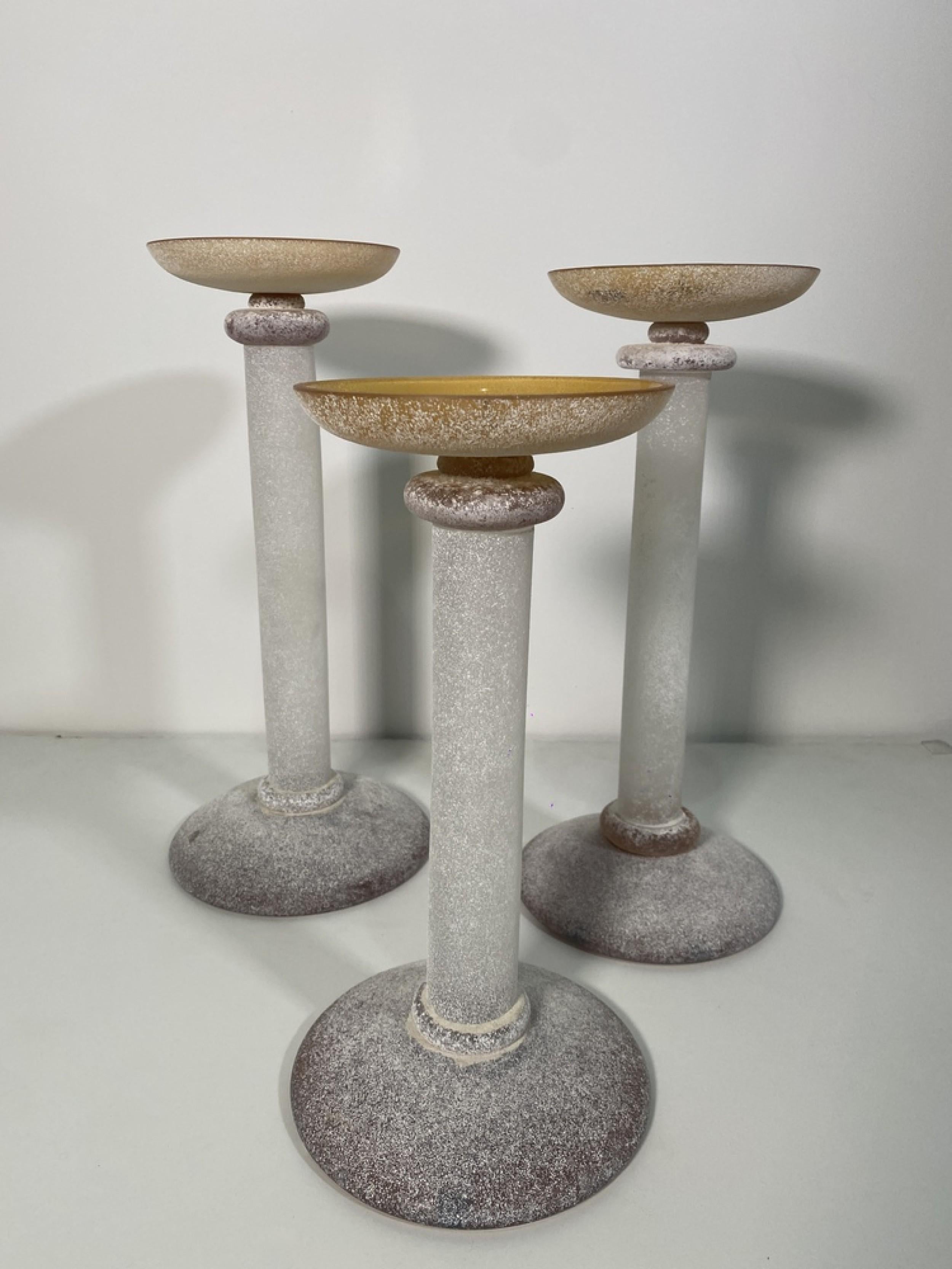 SET di 3 candelieri in vetro veneziano Scavo di Karl Springer del Medioevo con piani in ambra e basi bianche (SEGUSO)