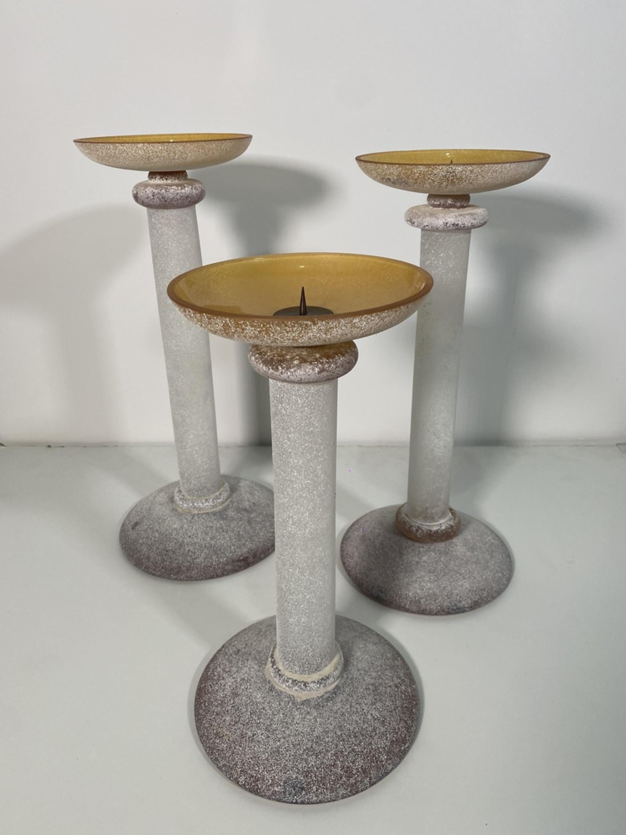 Fatto a mano Set di 3 candelabri in vetro Scavo ambra veneziana di Karl Springer del Medioevo by Segu in vendita