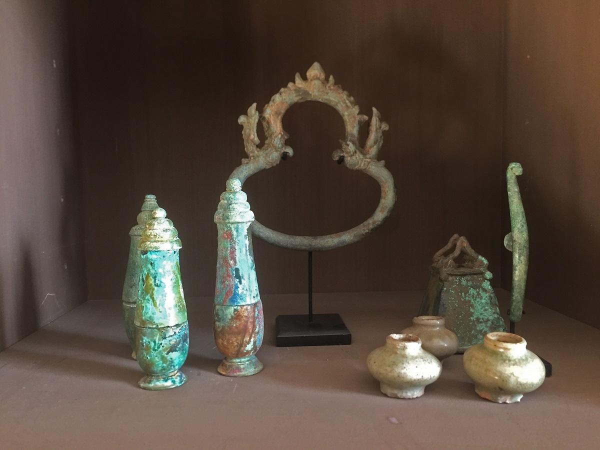 These elegantly shaped lidded containers were used in the betel chewing ritual. Only recently a disappearing custom, the betel nut (or Paan) was chewed for centuries in Asia. Its effect is comparable with tobacco and gives a soothing and slight