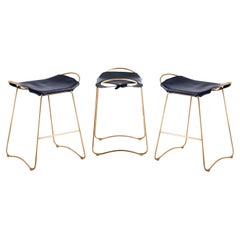 Lot de 3 tabourets de bar de comptoir de cuisine contemporains en métal laiton vieilli et cuir marine