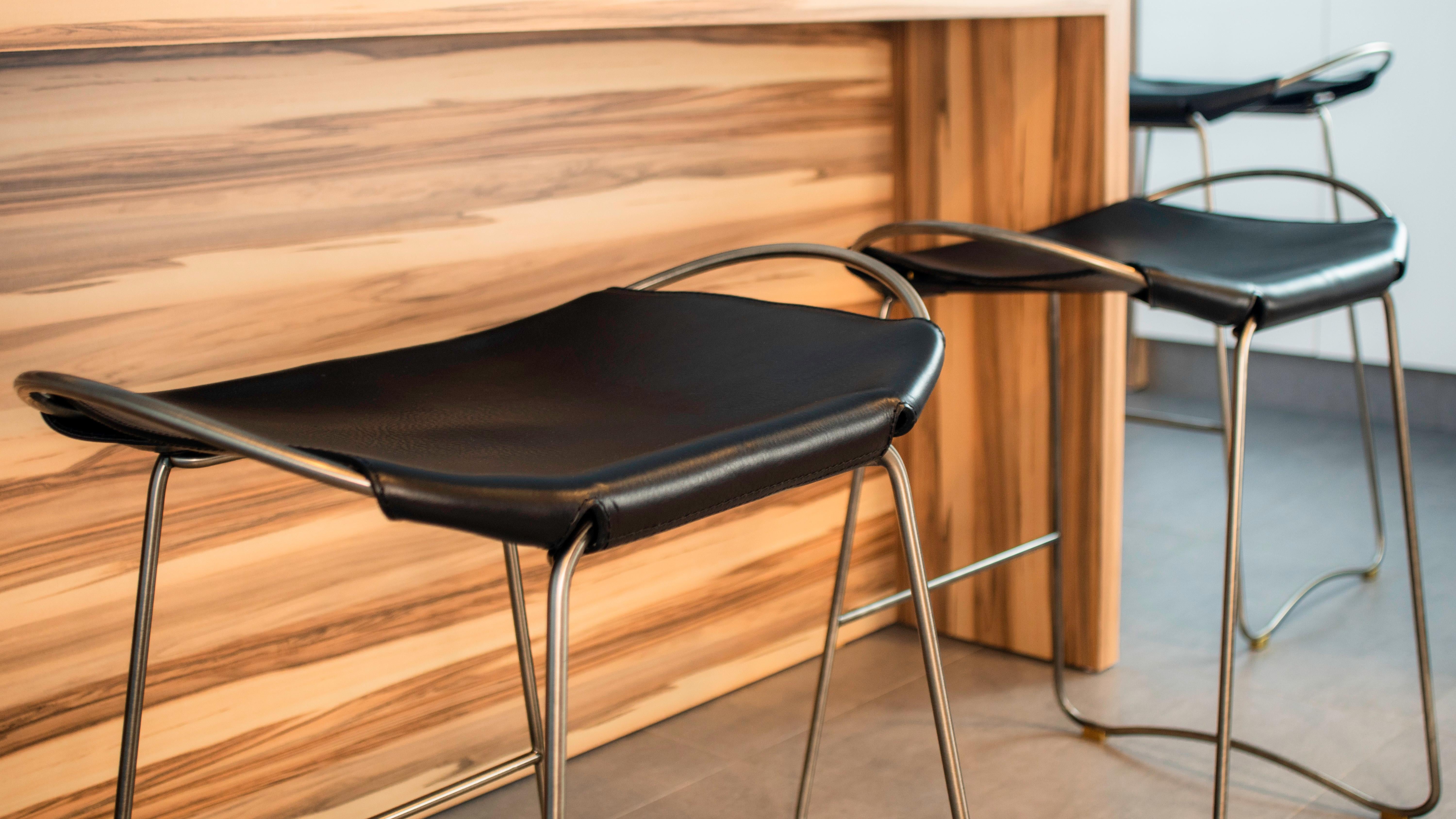 3er Set Contemporary Kitchen Counter Bar Hocker Messing Metall & Dunkelbraunes Leder im Angebot 4