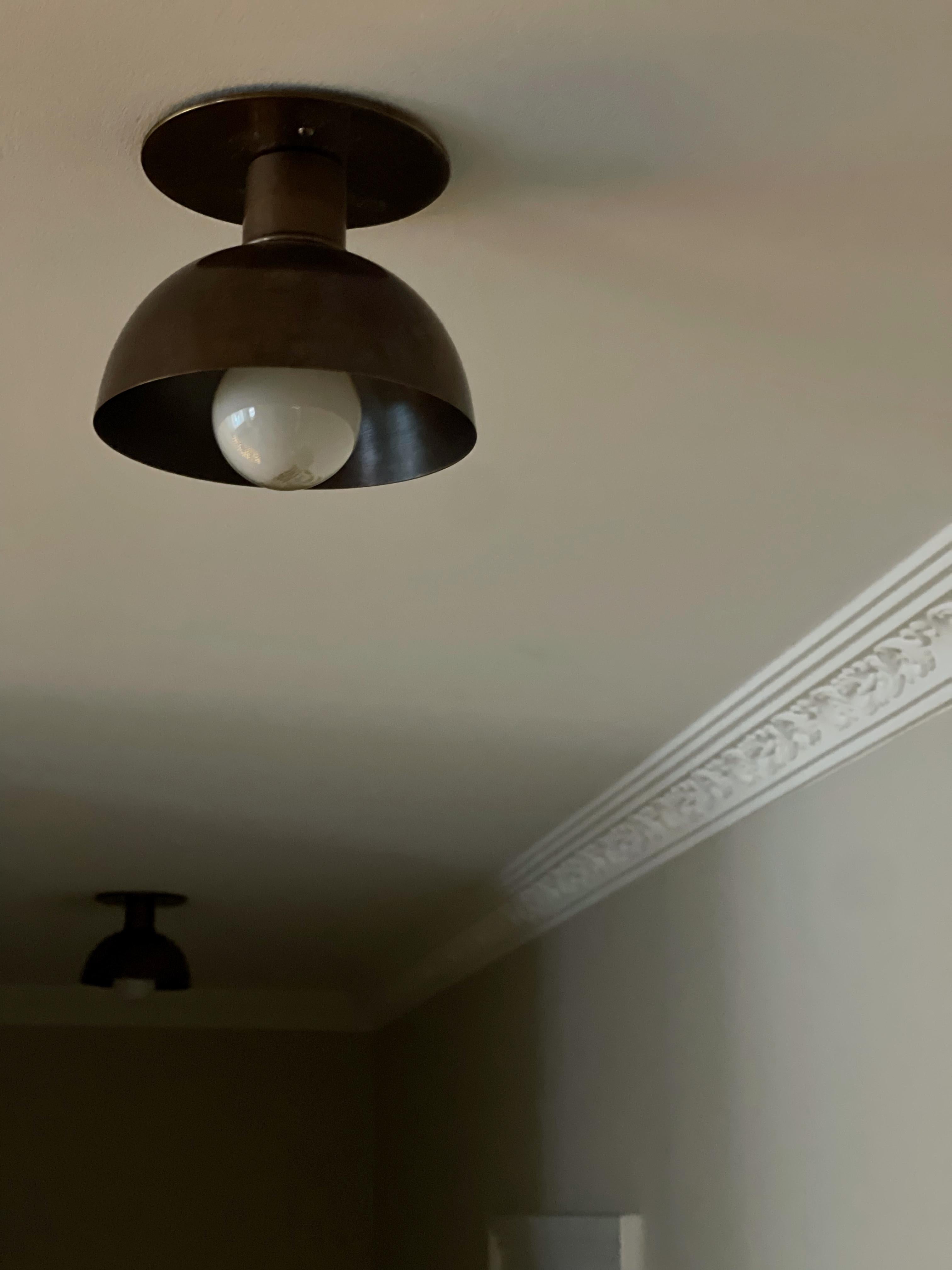 Set de 3 spots marron mat pour le mur et le plafond. Les lampes conviennent parfaitement dans un couloir ou au-dessus d'un îlot de cuisine, car elles sont de petite taille, mais leur forme a beaucoup de caractère.
Fabriqué et assemblé à la main à
