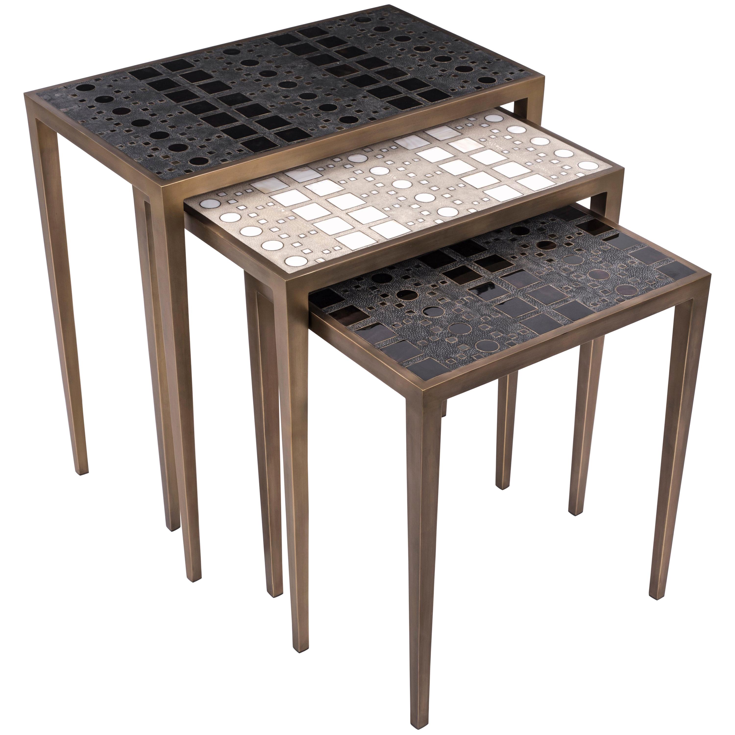 Ensemble de 3 tables gigognes Klimt en galuchat, coquillage et laiton de R&Y Augousti