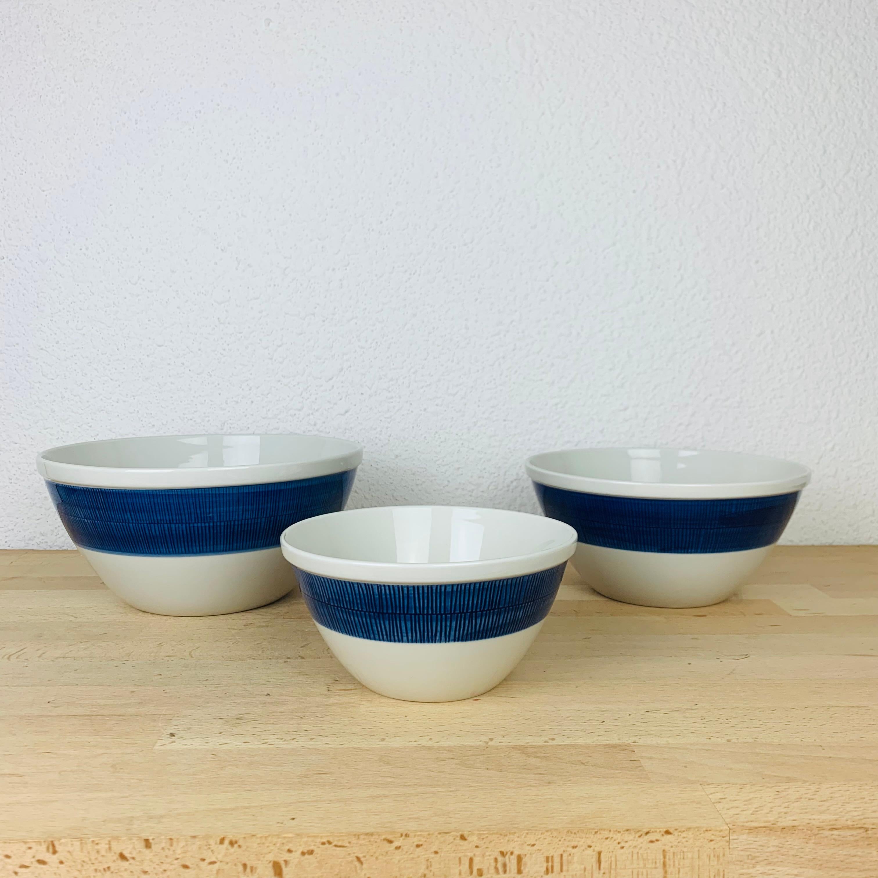 Set of three serving bowls by Hertha Bengtson for Rörstrand Sweden, manufactured in the 1960's.

Slight wear due to its age and use, no chip, no crack. 

Measurements : height 8, 5 cm / 10 cm / 11 cm, diameter 16, 5 cm / 21 cm / 23 cm.