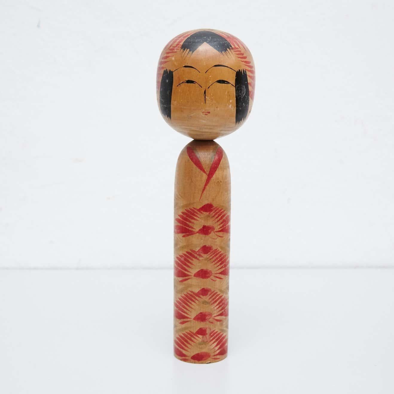 Muñecas japonesas llamadas Kokeshi de principios del siglo XX.  Procedencia del norte de Japón.  Juego de 3.    Medidas:     30 x 9 cm  30,5 x 8,5 cm  30 x 9 cm      Hecho a mano con madera por artesanos japoneses. Tienen un tronco simple como