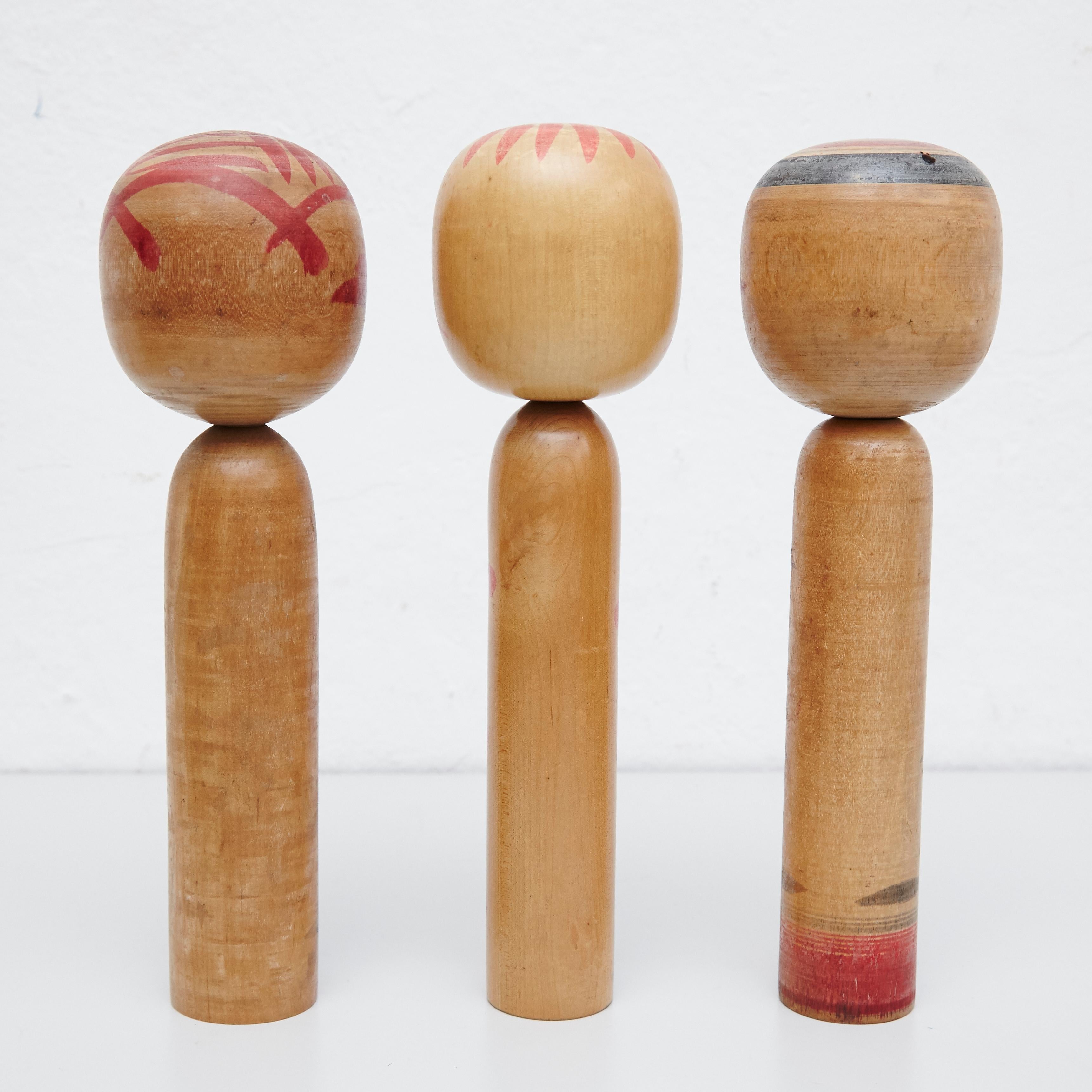 Japanese dolls called Kokeshi of the early 20th century.
Provenance from the northern Japan.
Set of 3.

Measures: 

30 x 9 cm
30.5 x 8.5 cm
30 x 9 cm


Handmade by Japanese artisants from wood. Have a simple trunk as a body and an