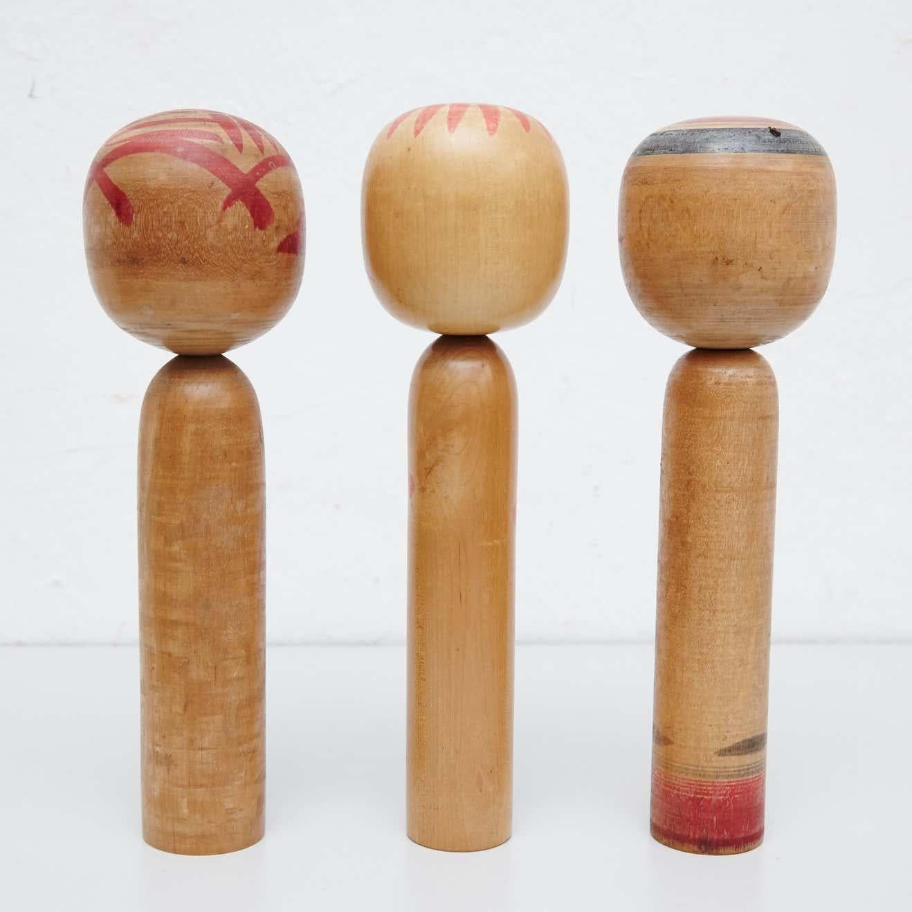 Japanese dolls called Kokeshi of the early 20th century.
Provenance from the northern Japan.
Set of 3.

Measures: 

30 x 9 cm
30.5 x 8.5 cm
30 x 9 cm


Handmade by Japanese artisans from wood. Have a simple trunk as a body and an enlarged