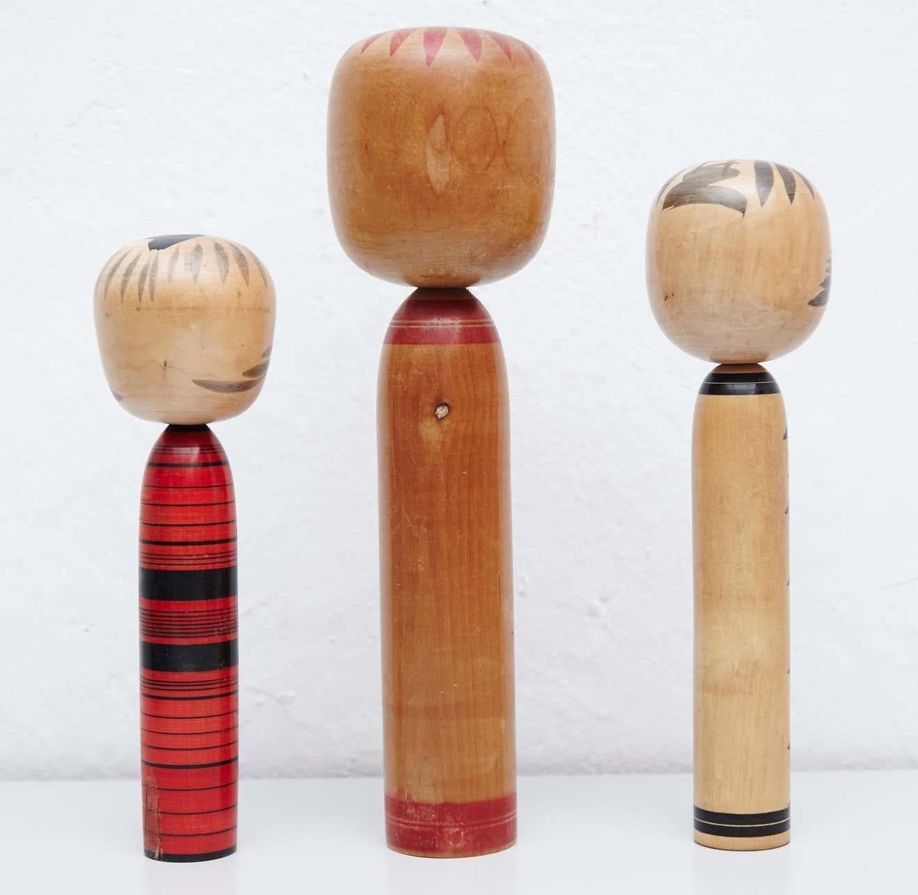 Japanese dolls called Kokeshi of the early 20th century.
Provenance from the northern Japan.
Set of 3.

Measures: 

30 x 8 cm
38 x 8 cm
36 x 10.5 cm


Handmade by Japanese artisants from wood. Have a simple trunk as a body and an enlarged