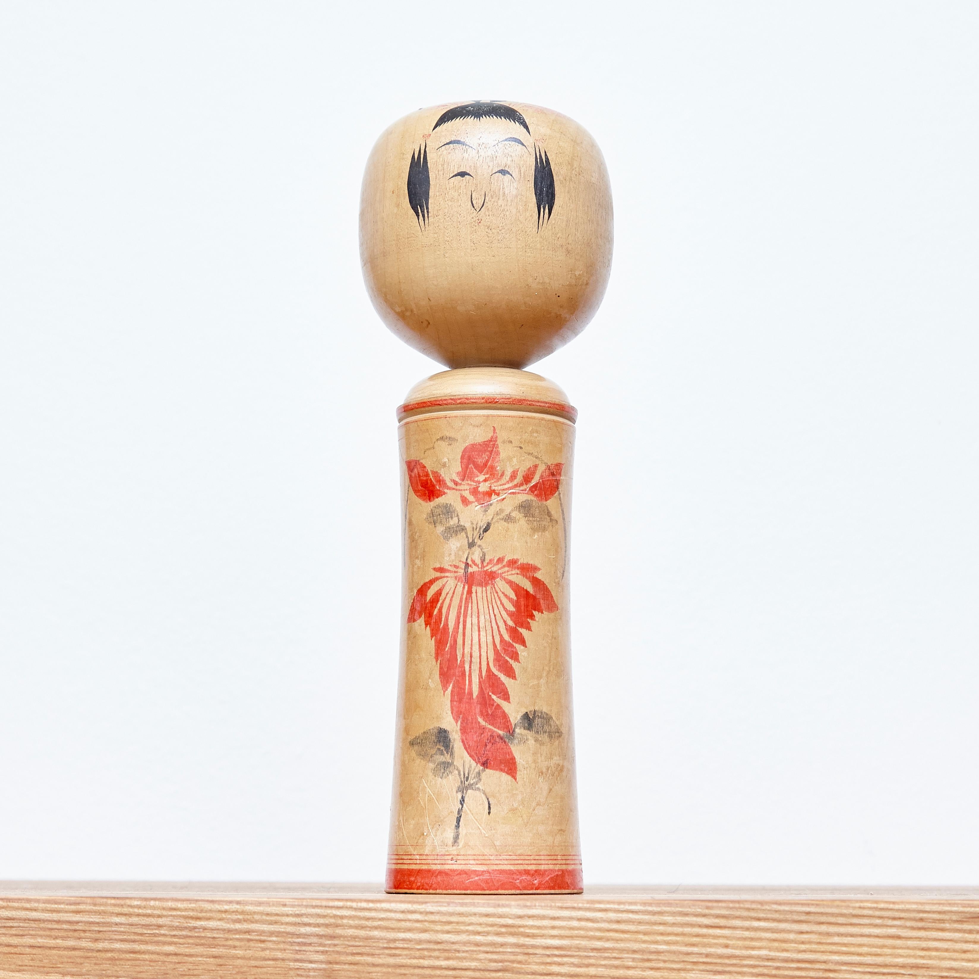Japanese doll called Kokeshi of the late 20th century.
Provenance from the northern Japan.
Dolls shapes and patterns are particular to a certain area and are classified under 11 types.

Handmade by Japanese artisans from wood. Have a simple