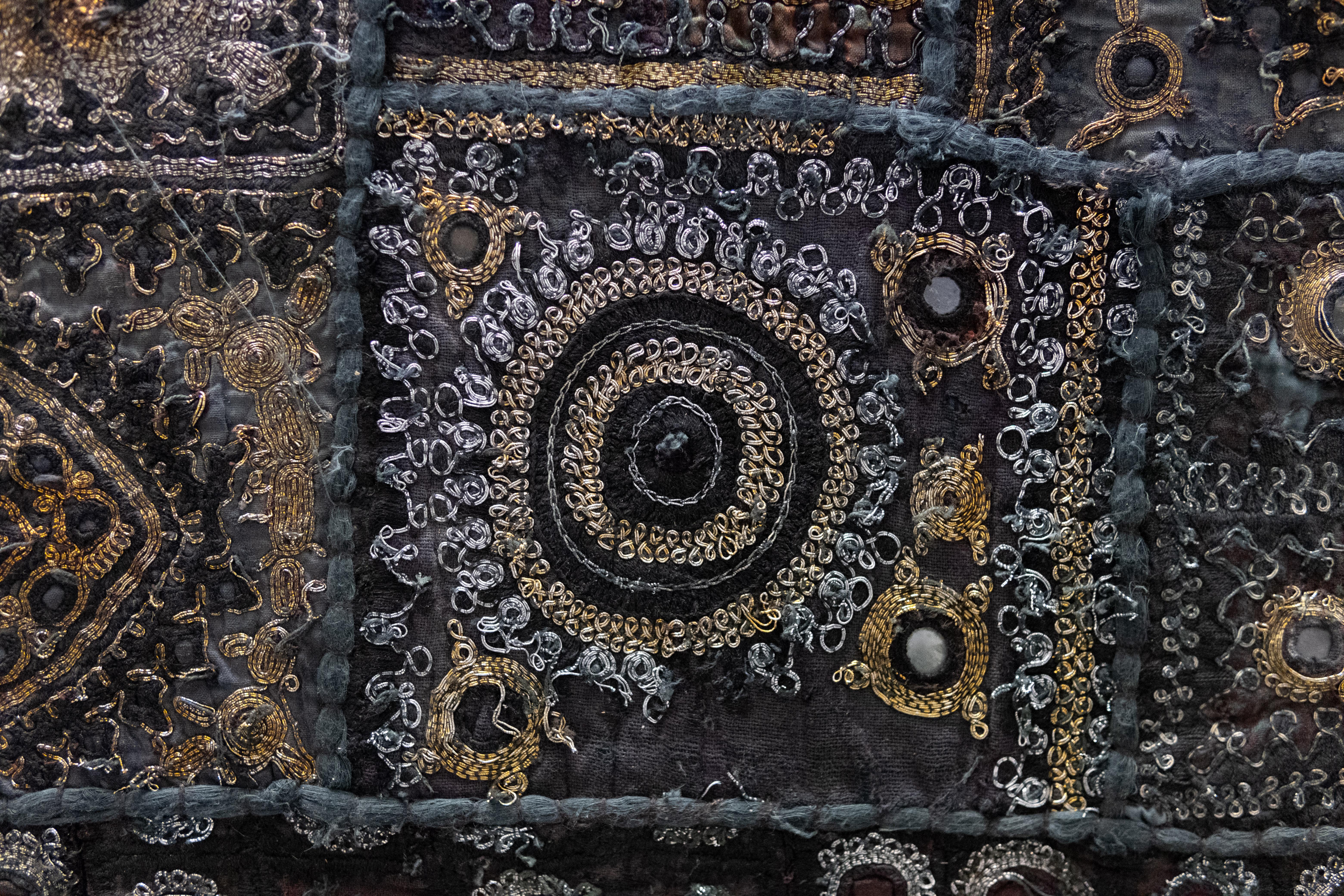 Ensemble de 3 tentures murales patchwork brodées indiennes Kutch en vente 4