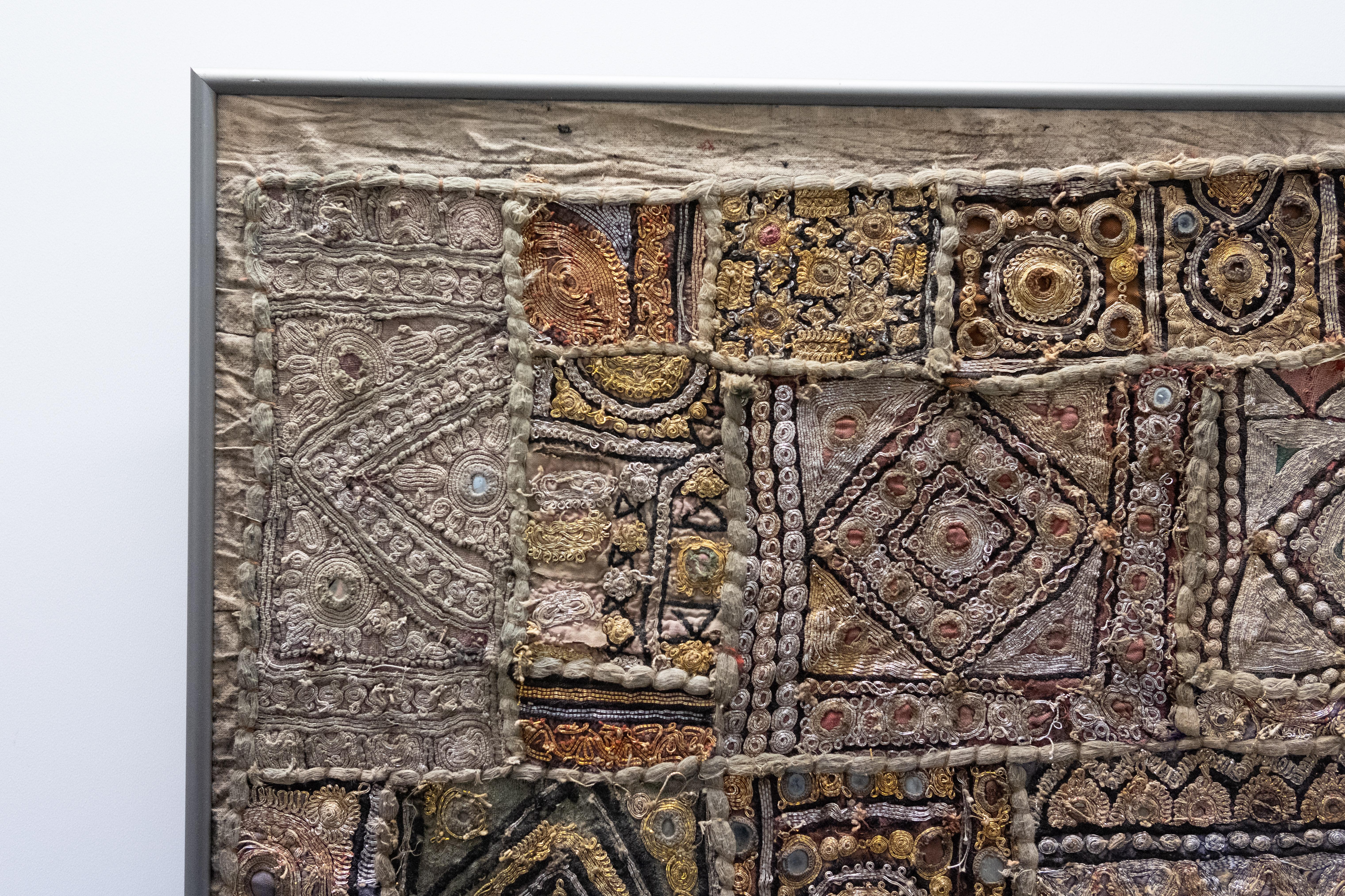 Ensemble de 3 tentures murales patchwork brodées indiennes Kutch en vente 8