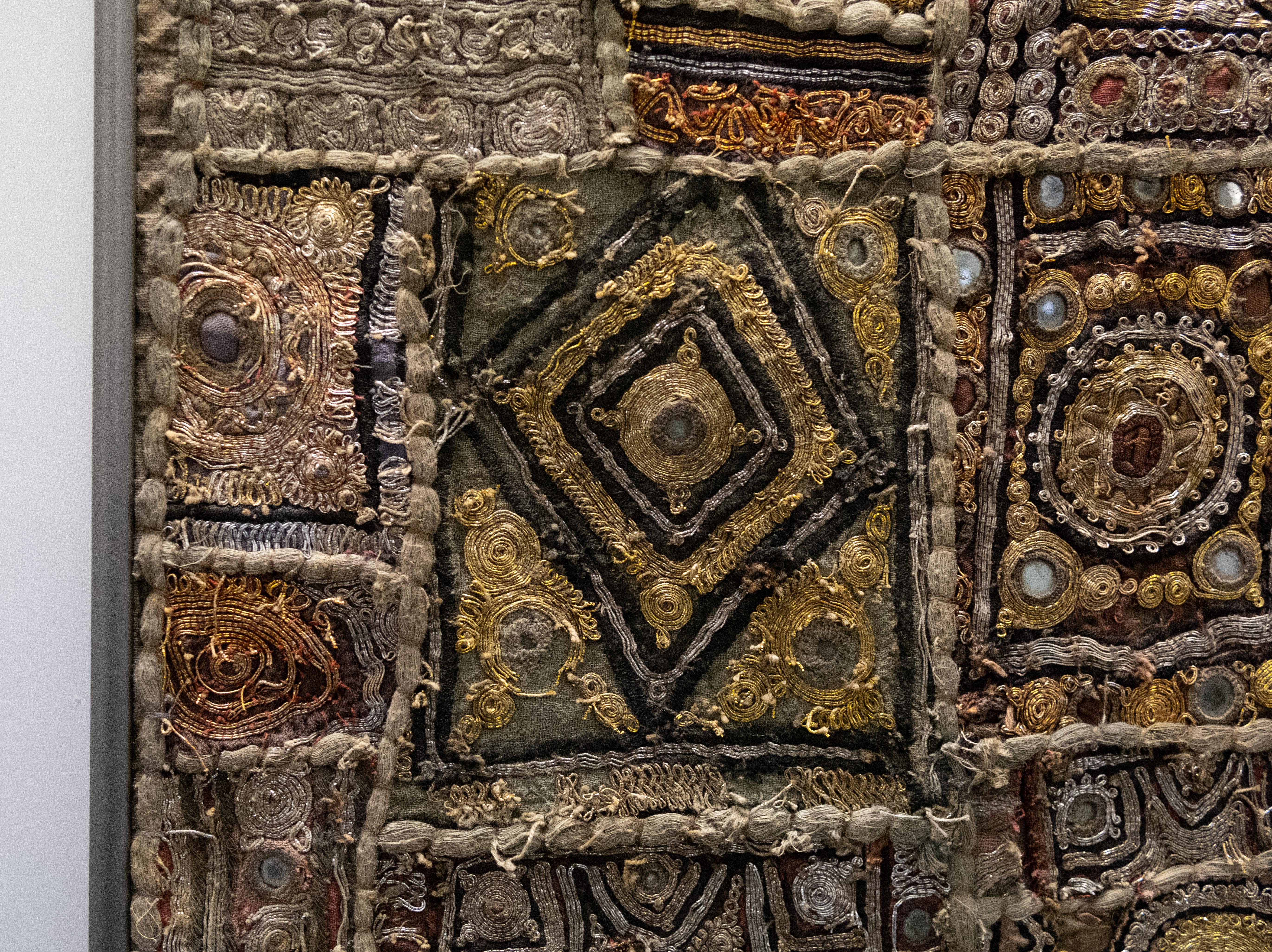 Ensemble de 3 tentures murales patchwork brodées indiennes Kutch en vente 9