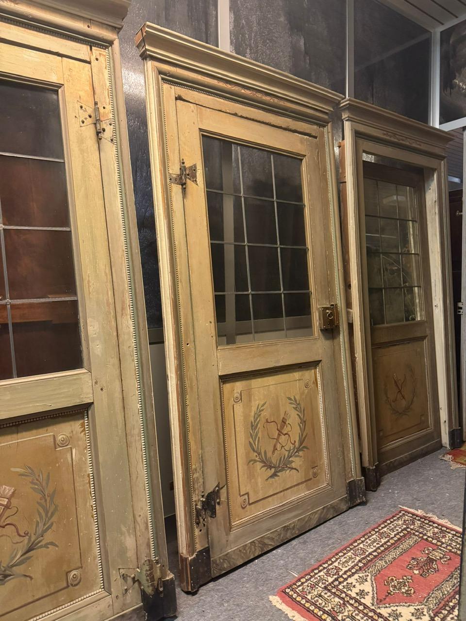 Juego de 3 puertas antiguas de cristal, lacadas en beige oscuro con una hoja y el panel inferior pintado, una con espejo en lugar de cristal en la parte superior. Completa con marco original y doble cara: el reverso también está pintado, pero más