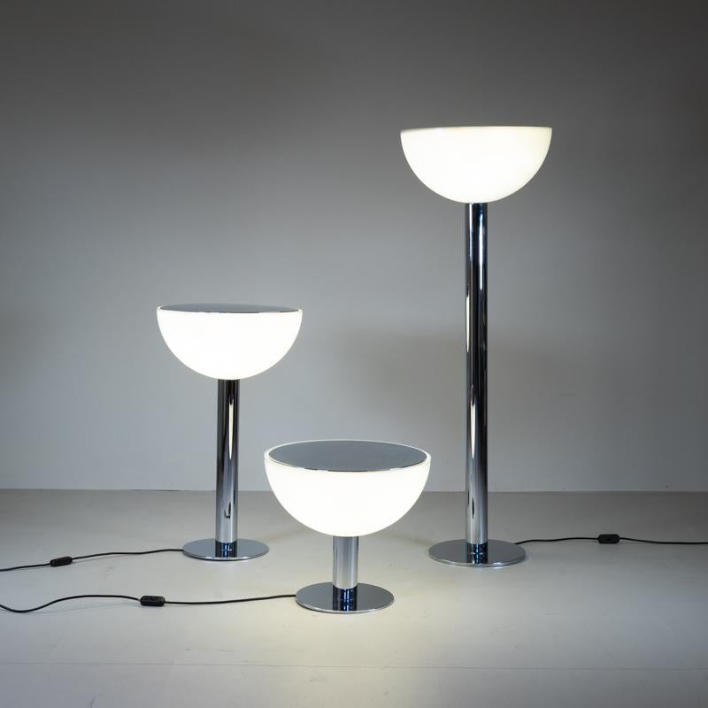 Set di 3 lampade Dalca, in acciaio e materiale plastico. Queste lampade possono essere inserite in un ambiente per fungere anche da appoggio o tavolino. Lievi segni superficiali dovuti ad età ed utilizzo. 