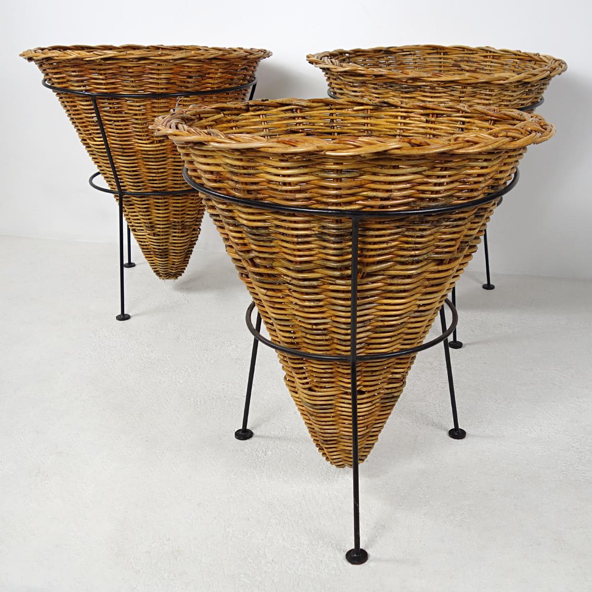 Set of 3 Large 1950s Wicker Baskets Sitting on a Black Metal Frame In Good Condition For Sale In Doornspijk, NL