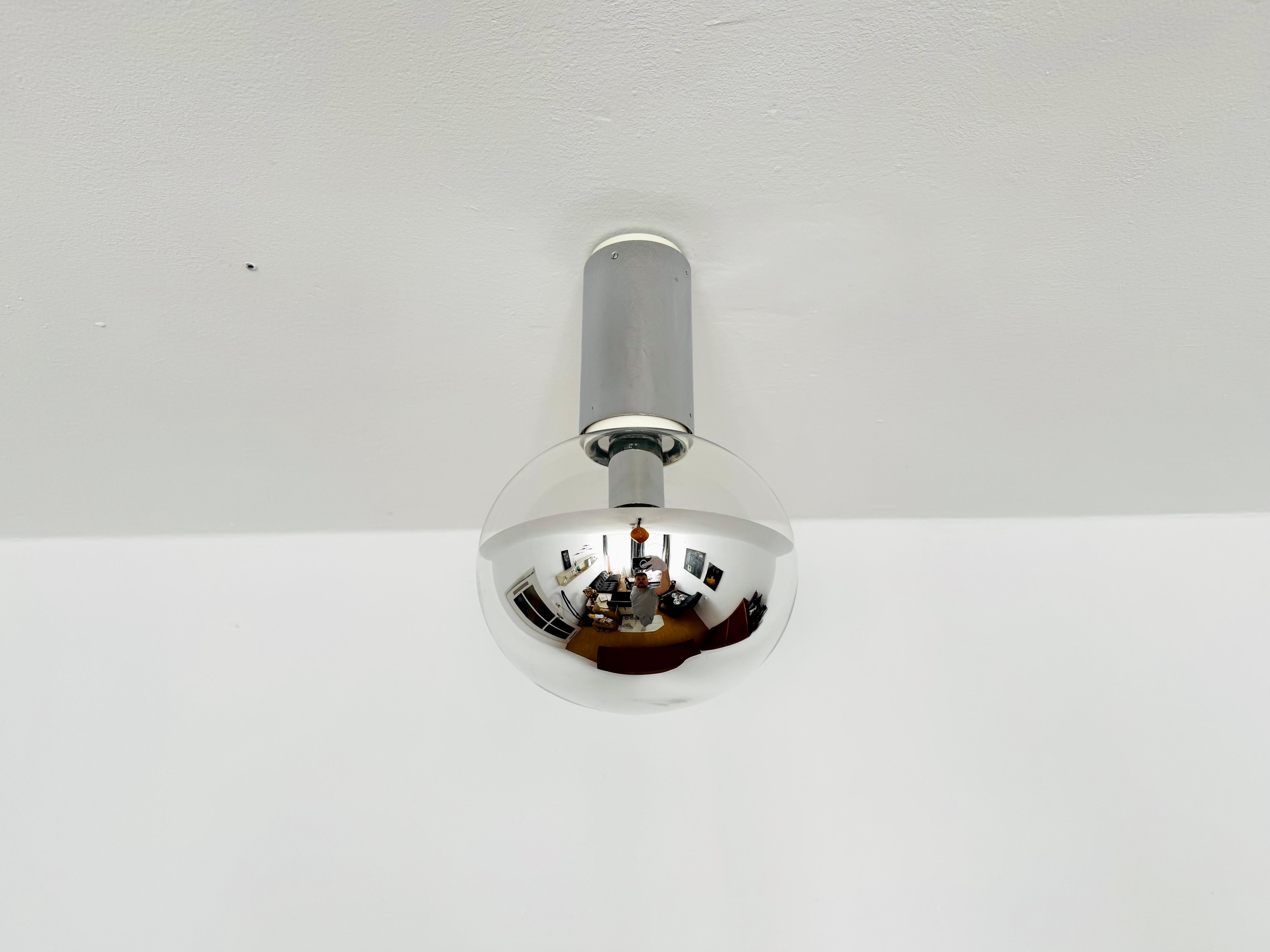 Très belles et grandes lampes de plafond des années 1970.
Un design exceptionnel et un véritable point fort pour chaque pièce.
L'effet lumineux des lampes est extrêmement beau.
Un travail de très haute qualité.
La lumière est dirigée vers le haut