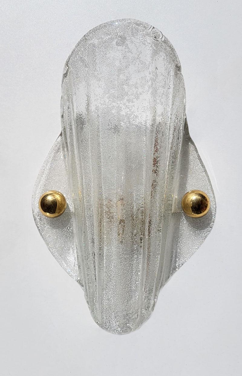 Conjunto de tres preciosos apliques escultóricos de cristal de hielo de Murano.
Austria, años 1960.

Portalámparas: 1x E27 (US E26 base mediana).

