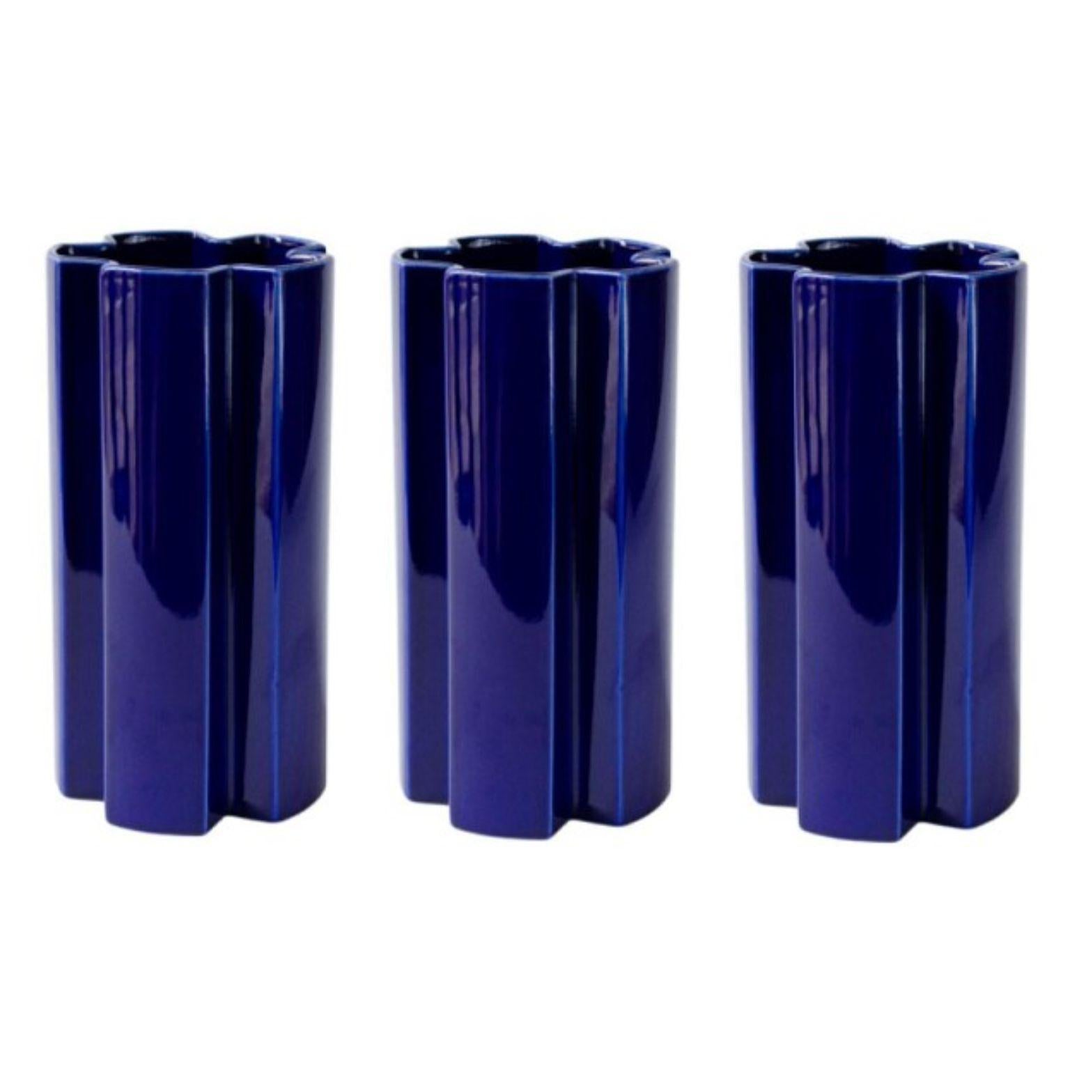 Set aus 3 großen blauen KYO-Sternvasen aus Keramik von Mazo Design
Abmessungen: D 12 x H 23,5 cm. 
MATERIAL: glasierte Keramik.

Die neue Kollektion von mazo ist sowohl funktional als auch skulptural und gleichzeitig sehr skandinavisch und